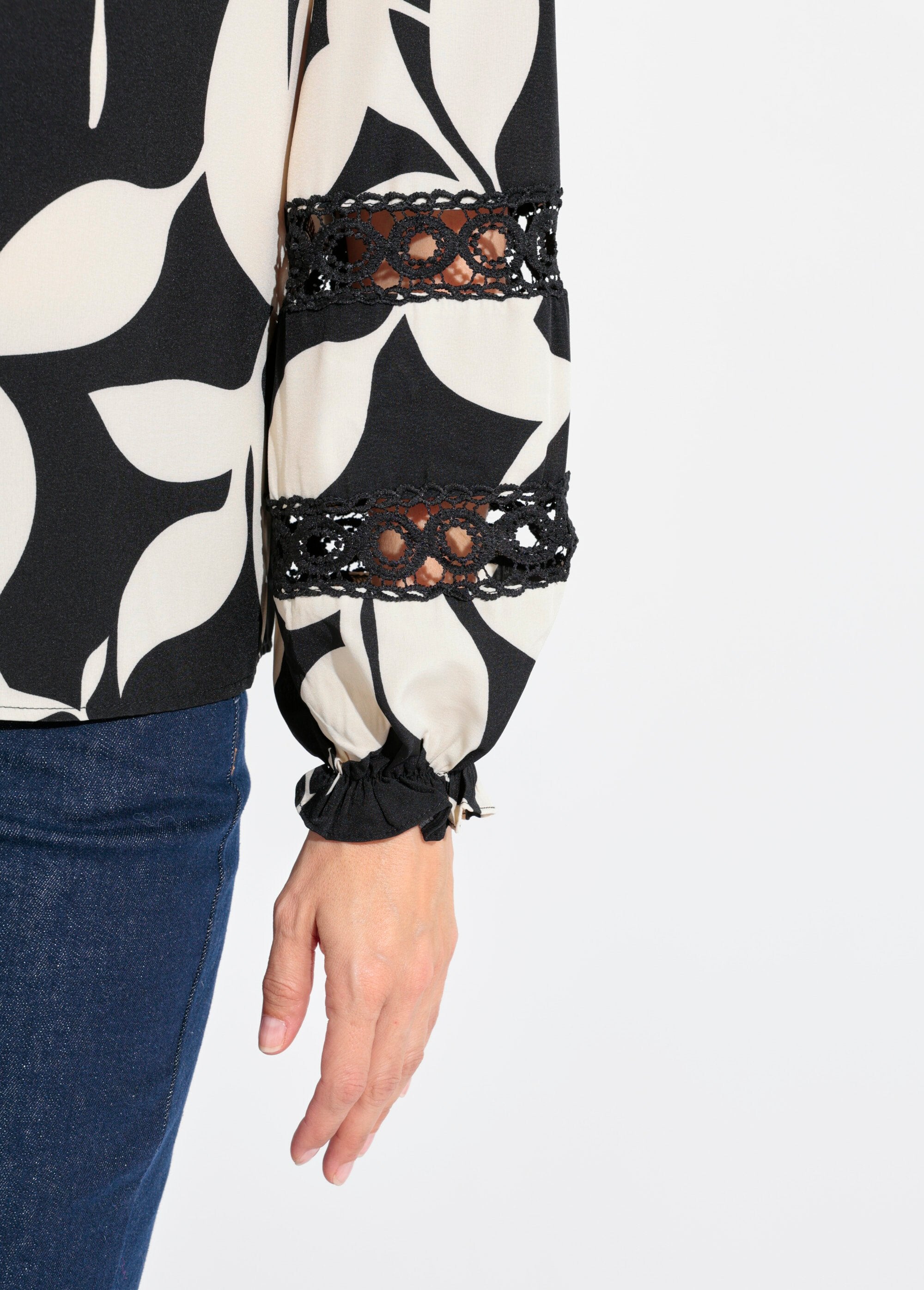 Blusa_con_estampado_gráfico_y_detalles_de_encaje_En_blanco_y_negro_DE2_slim