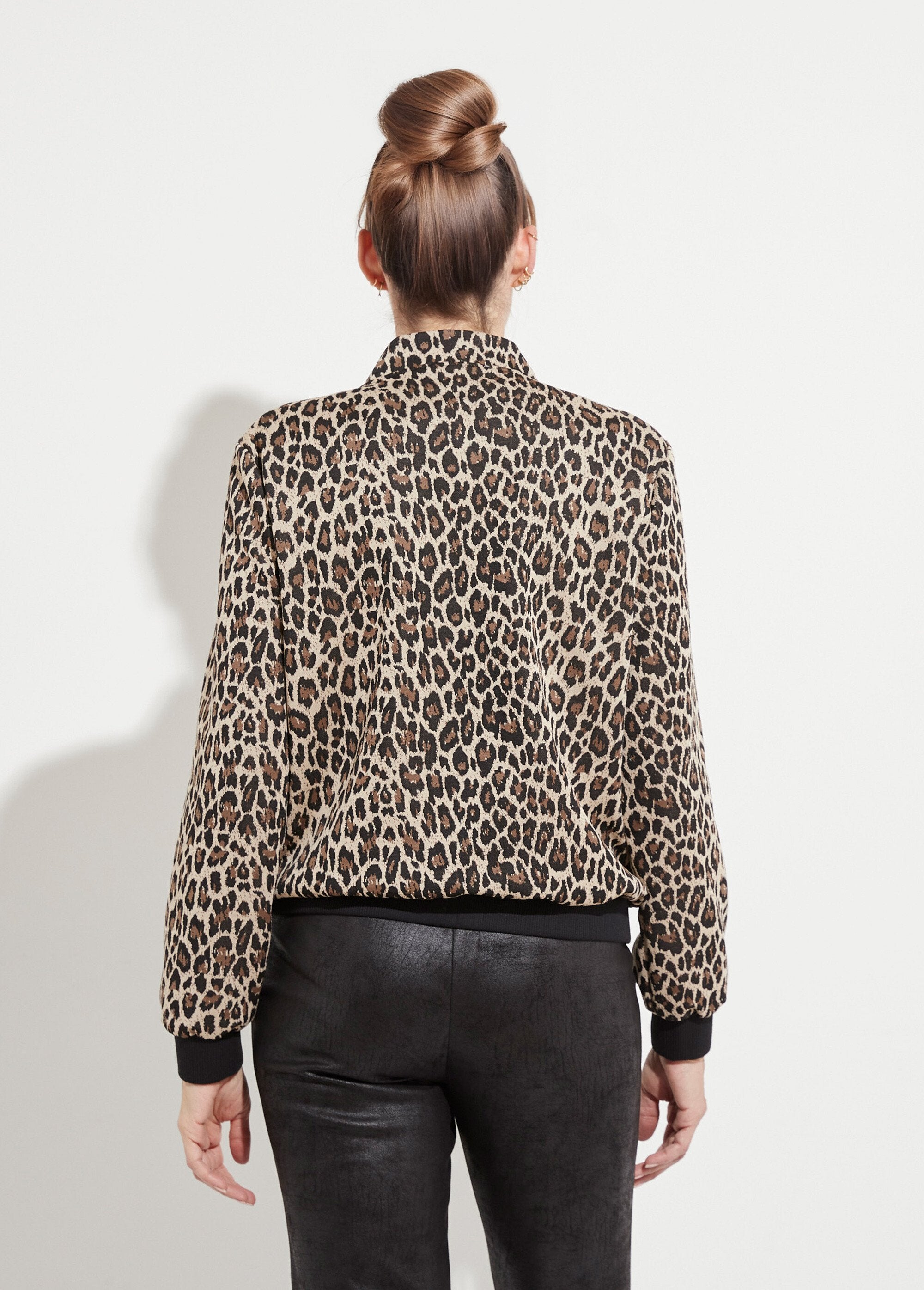 Chaqueta_estilo_bomber_con_estampado_de_piel_animal_y_cierre_a_presión_Beige_y_negro_DO1_slim