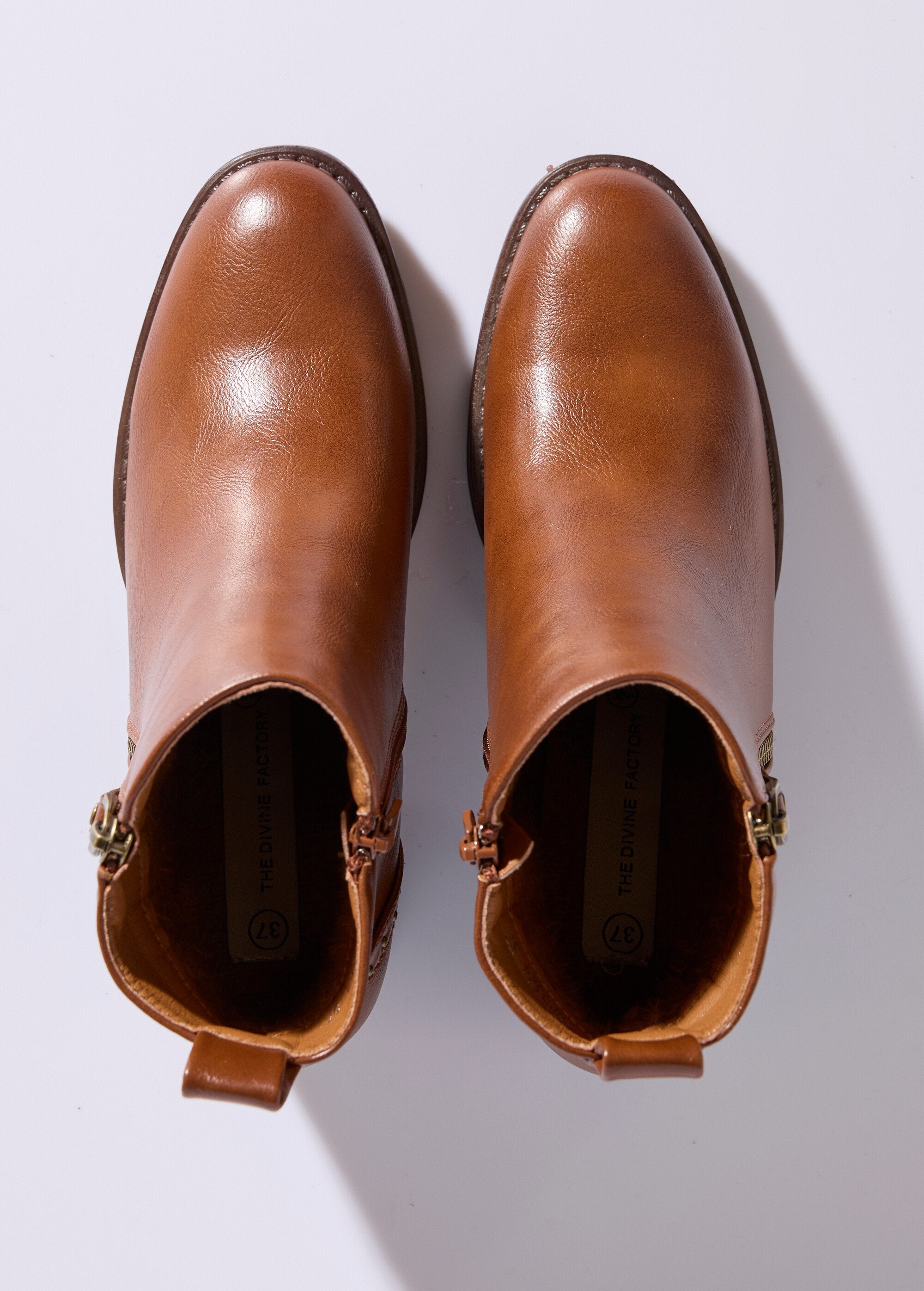 Botas_con_cremallera_y_tacones_con_tachuelas_camello_OV1_slim