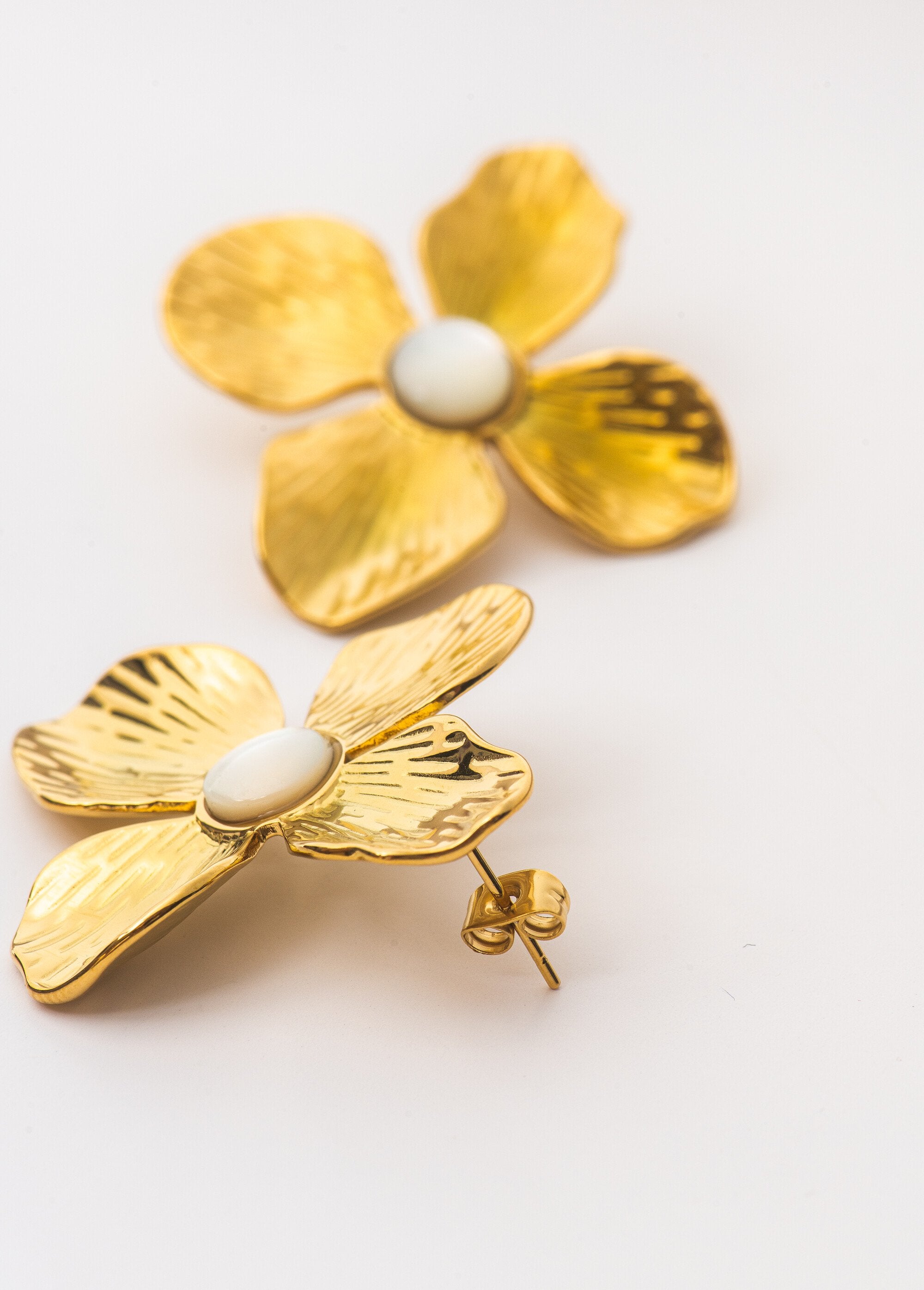 Pendientes_de_acero_con_flores_de_fantasía_Dorado_DE2_slim