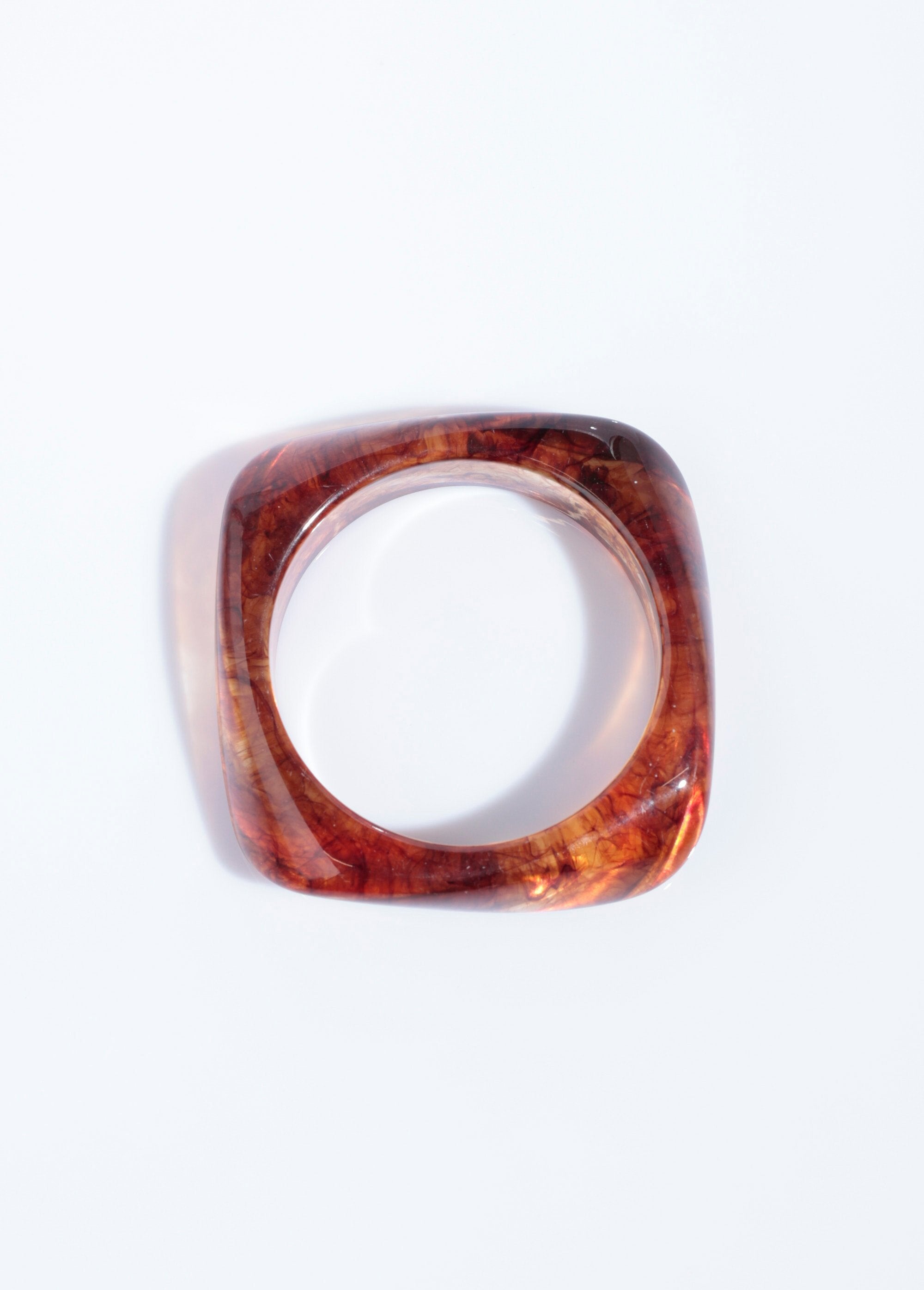 Pulsera_rígida_cuadrada_con_aspecto_de_ámbar._Ámbar_DE1_slim