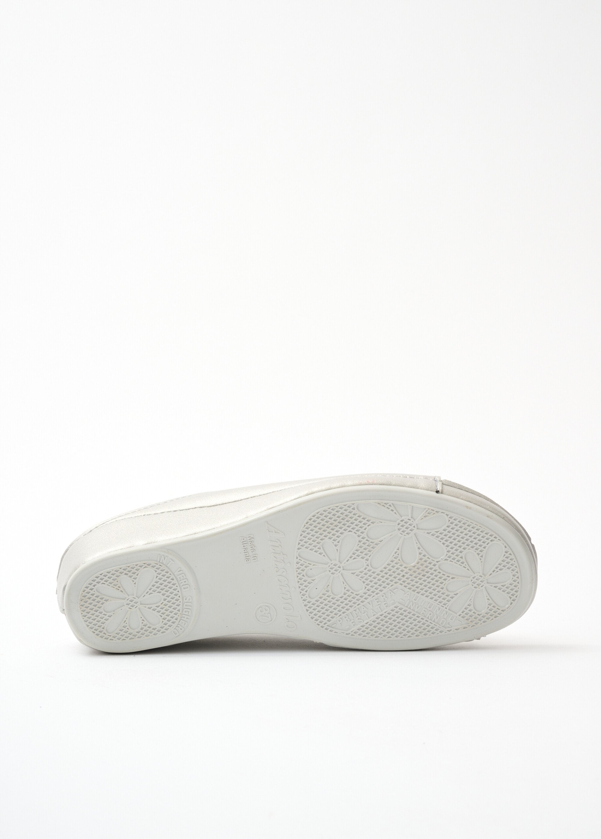 Mules_anchos_y_cómodos_con_hebillas_Plata_UN1_slim