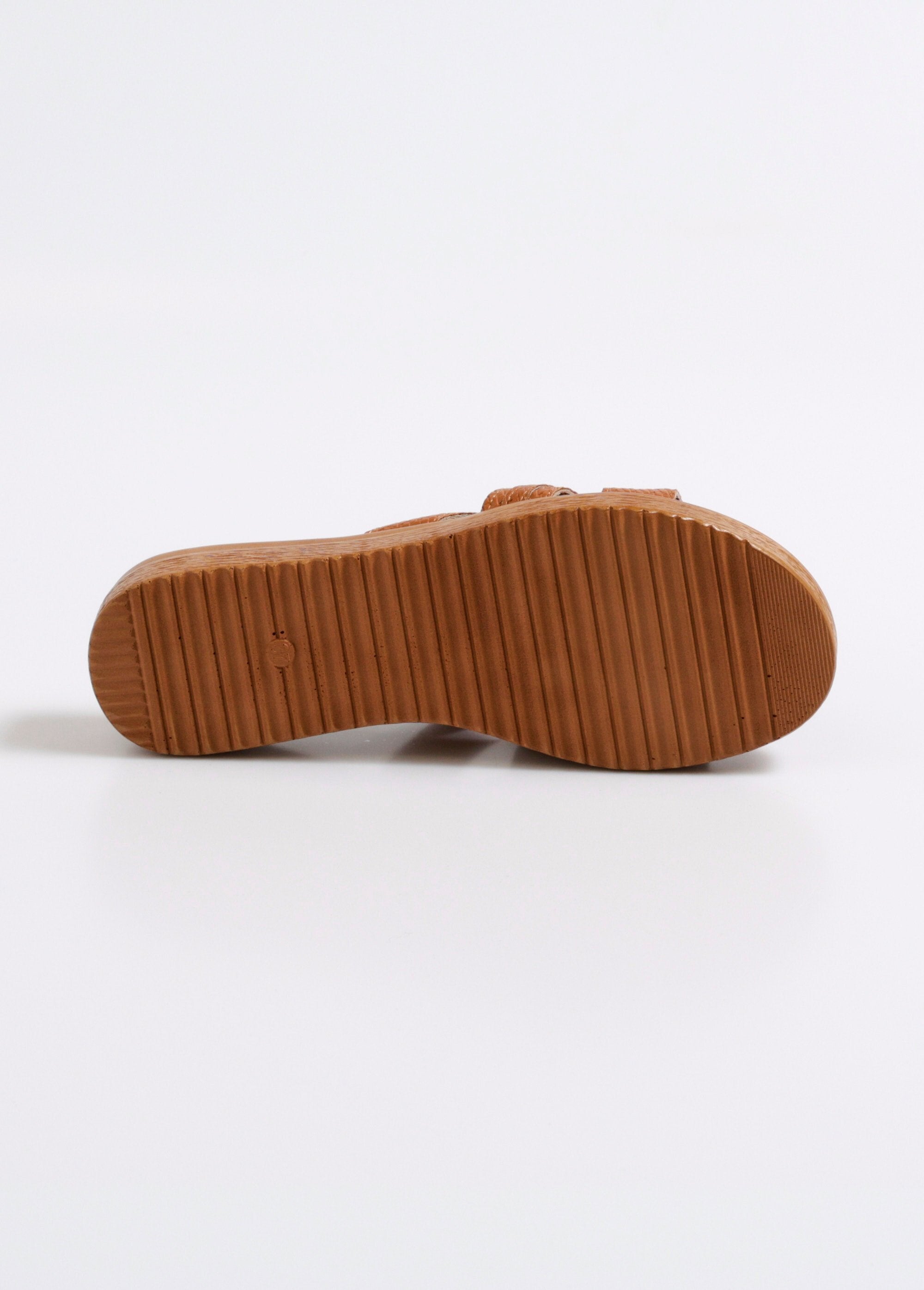 Mules_de_piel_sintética_con_estampado_de_espiga_y_detalle_metálico_camello_UN1_slim