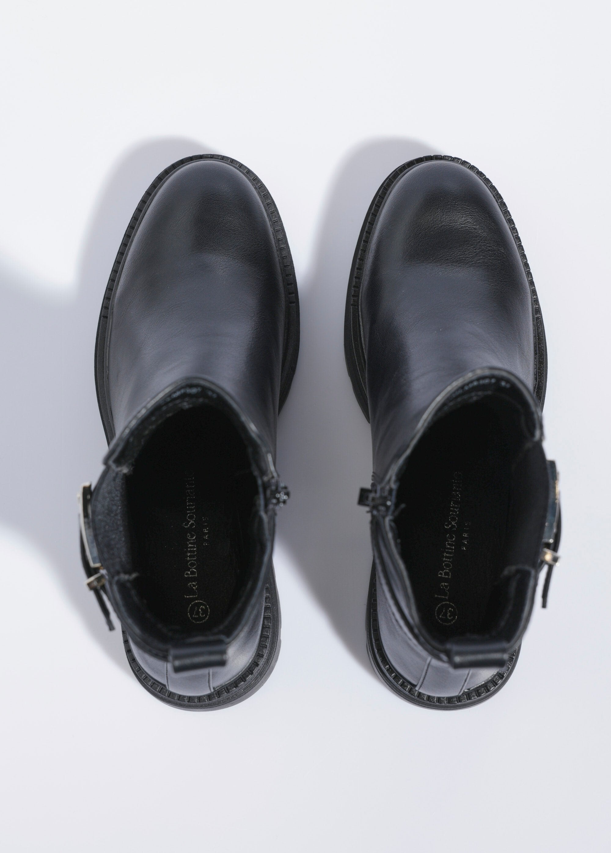 Botas_Chelsea_con_suela_dentada_y_hebilla_Negro_OV1_slim