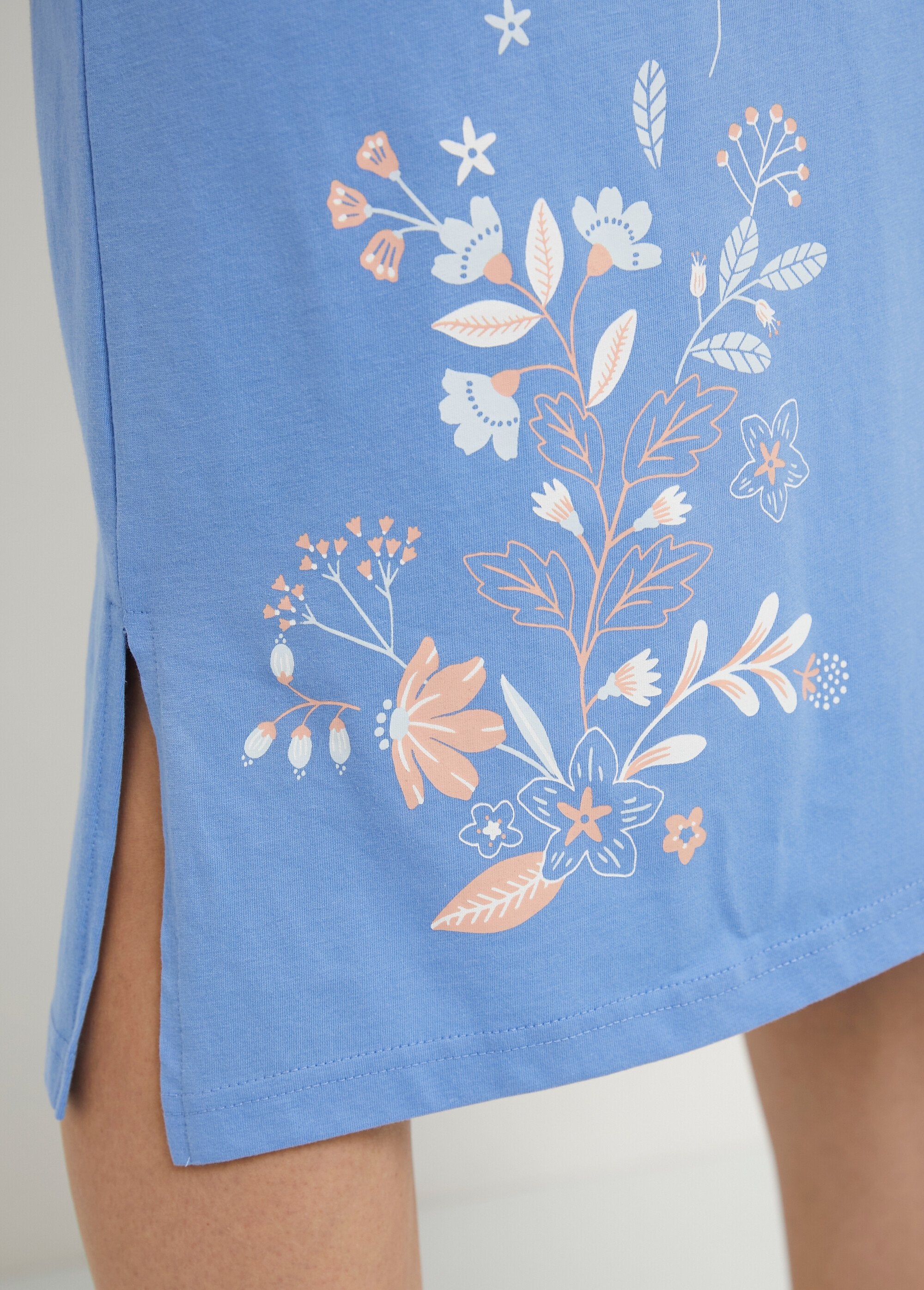 Camisón_largo_medio_de_algodón_liso_con_motivos_florales_Estampado_azul_y_rosa_DE2_slim