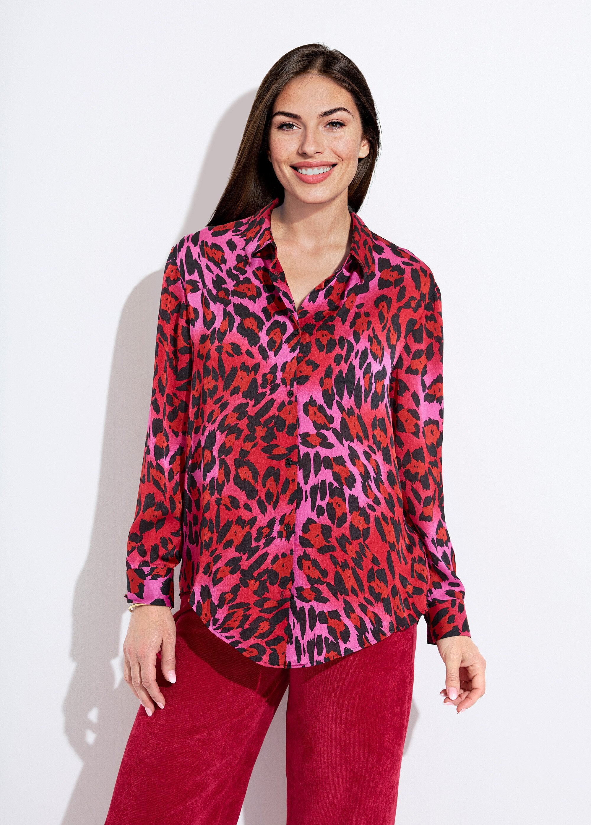 Blusa_de_satén_de_manga_larga_con_botones_Estampado_fucsia_FA1_slim