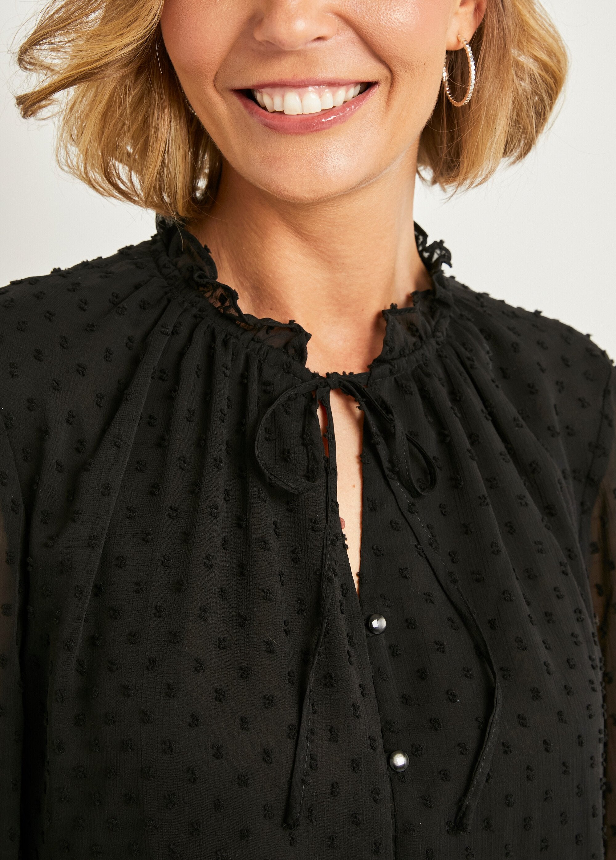 Blusa_lisa_de_voile_plumetis_abotonada_Negro_DE4_slim