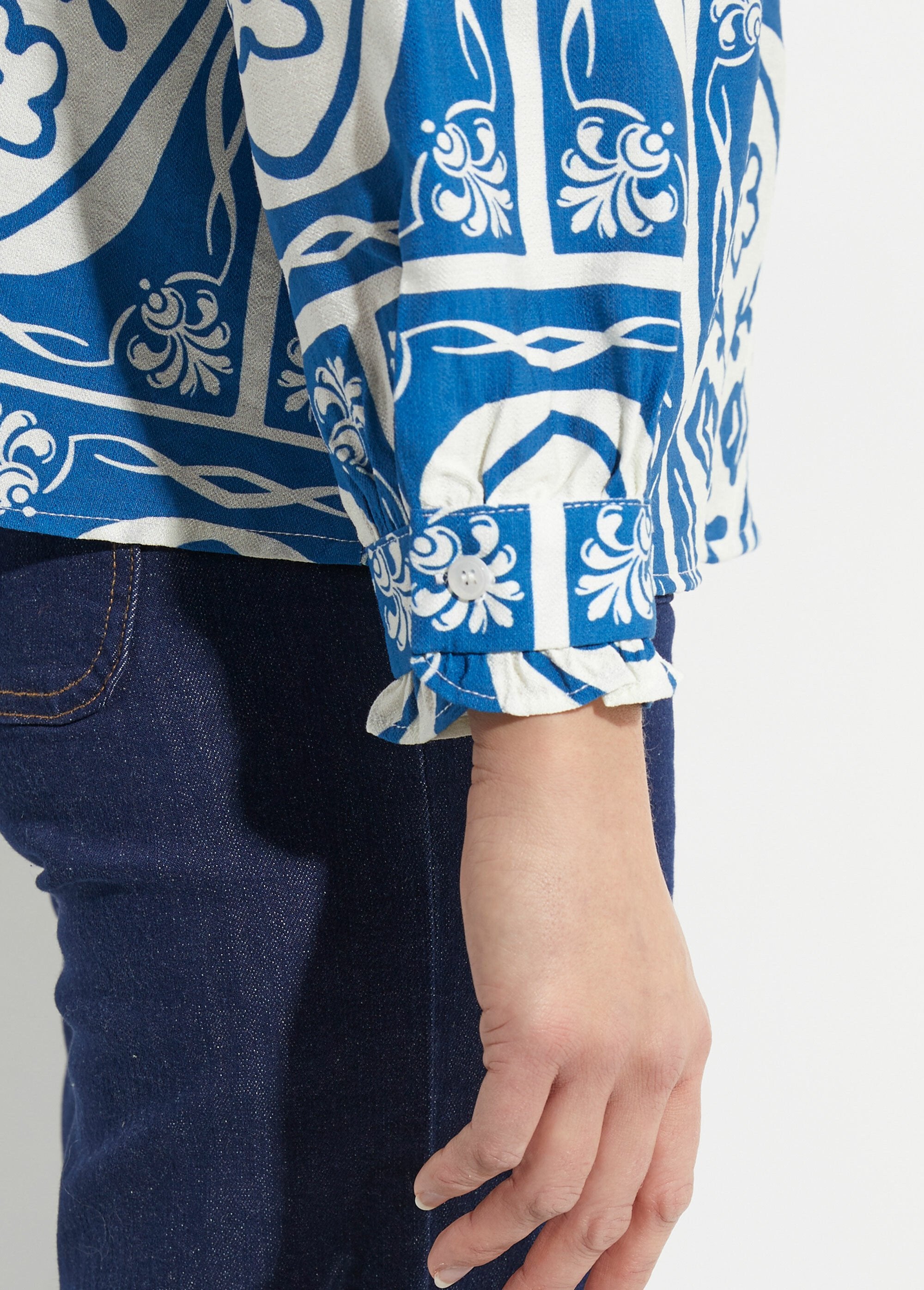 Blusa_con_cuello_Peter_Pan,_estampado_elegante_Impresiones_azules_DE2_slim