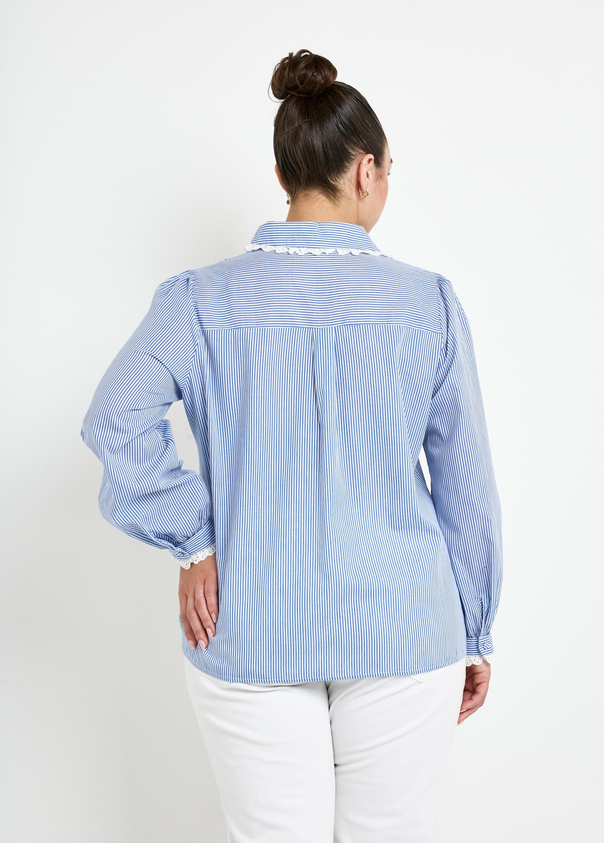 Blusa_con_detalles_de_encaje_y_cuello_redondo._Rayas_azules__DO1_curvy