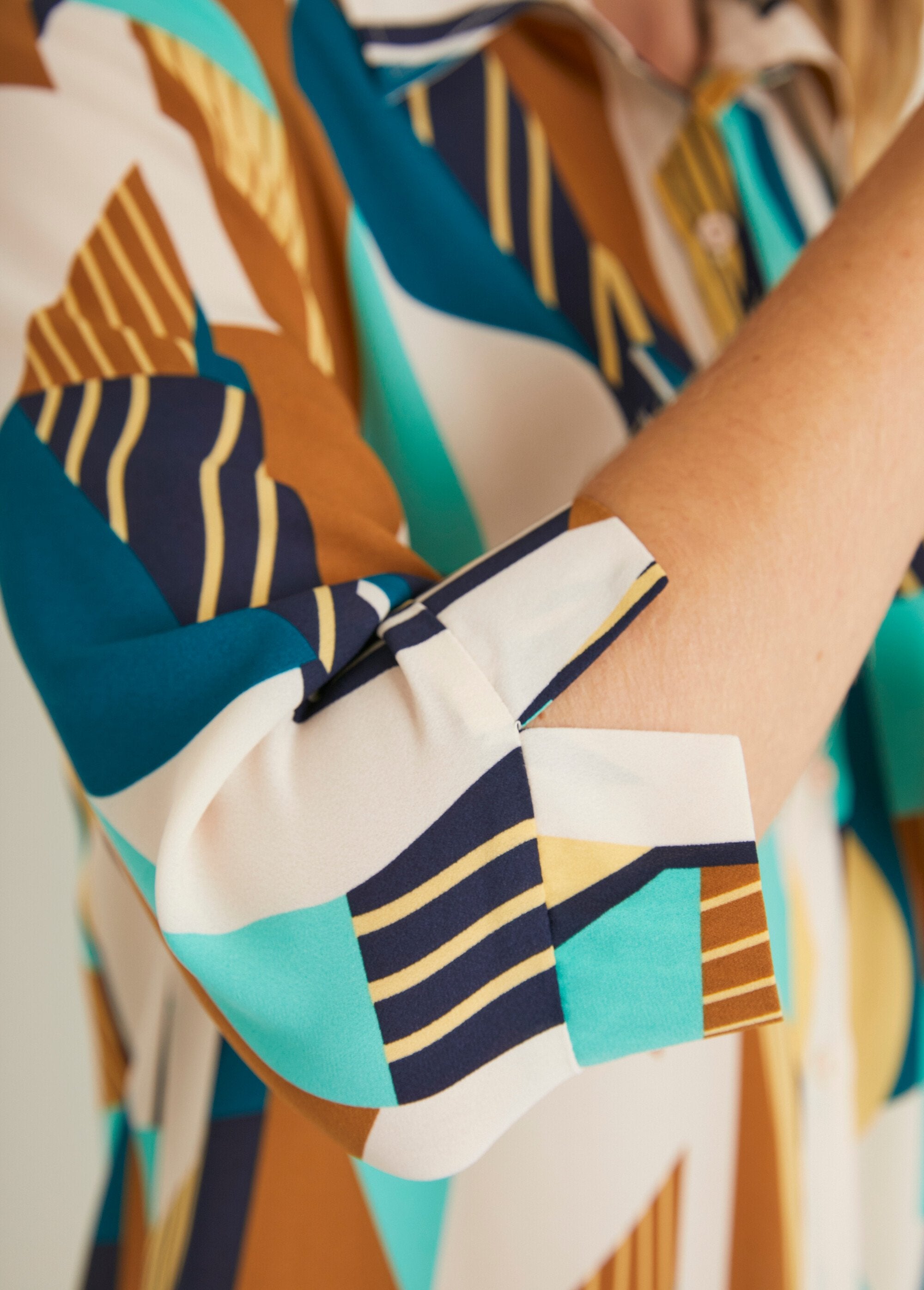 Blusa_larga_recta_con_estampado_gráfico_Crudo_y_verde_DE3_slim