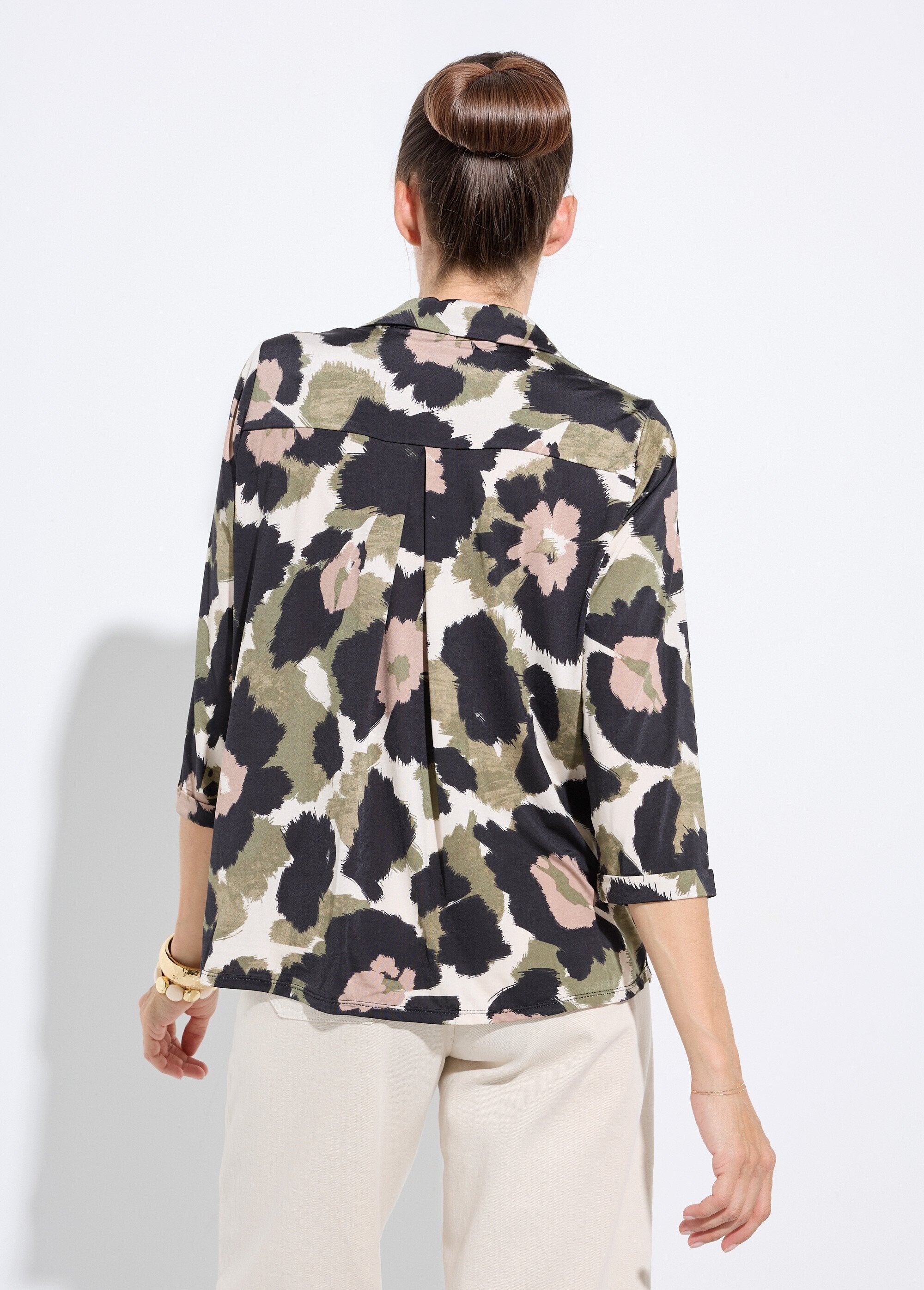Blusa_fluida_de_camuflaje_con_cuello_sastre_Negro_y_caqui_DO1_slim