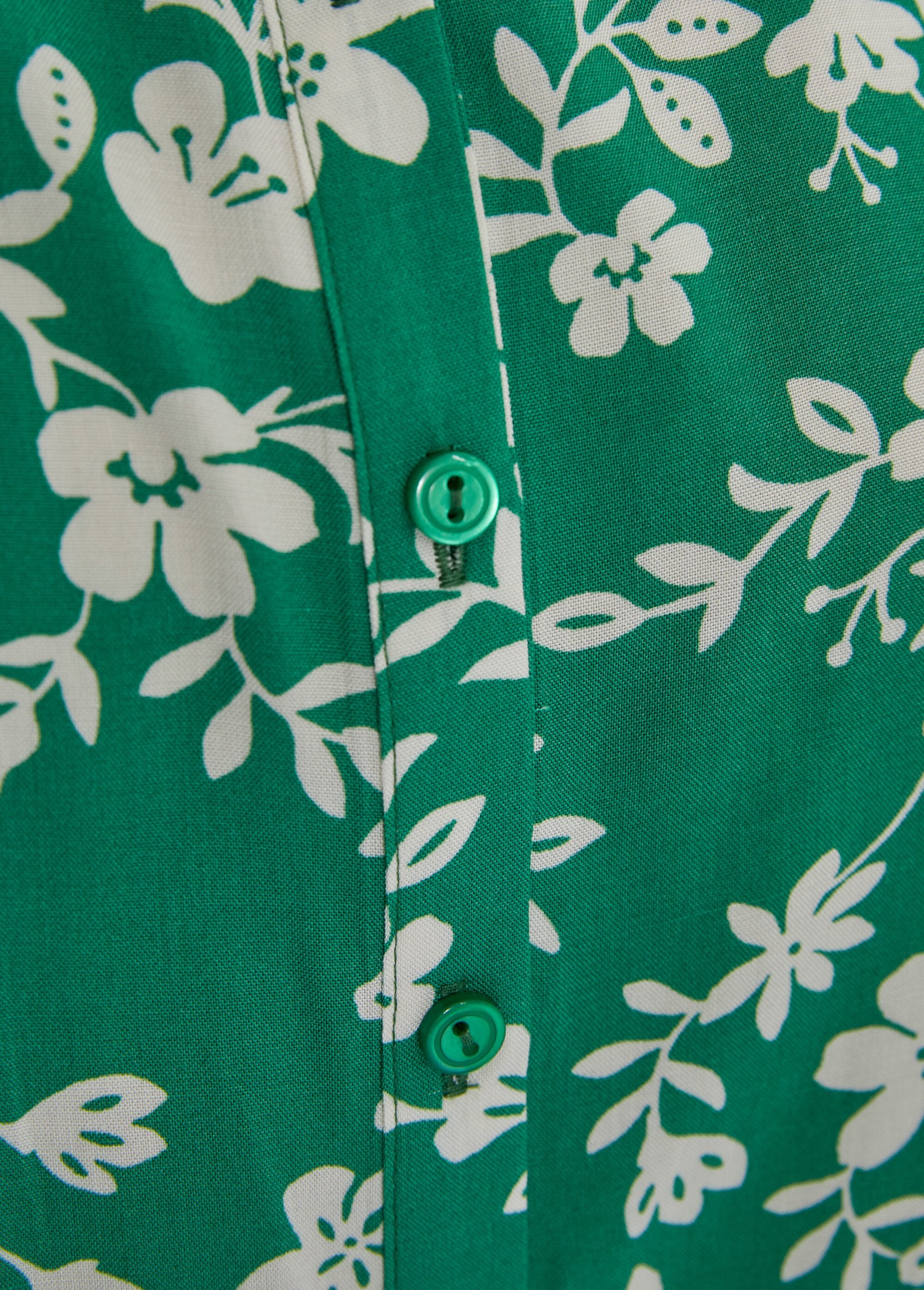 Blusa_estampada_con_mangas_3/4_y_espalda_más_larga._verde_y_blanco_DE2_slim