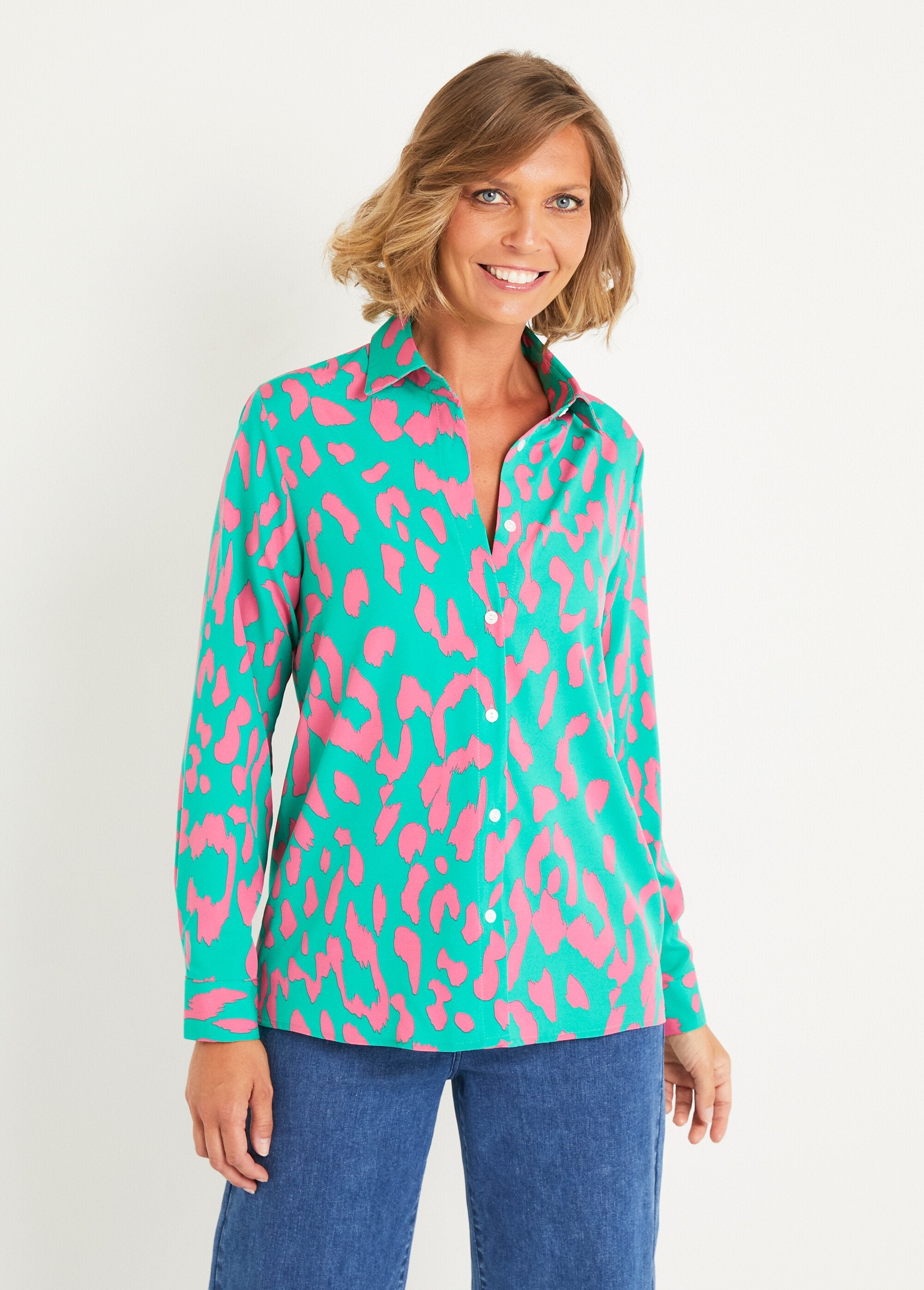 Blusa_con_estampado_gráfico_en_contraste_verde_y_rosa_FA1_slim