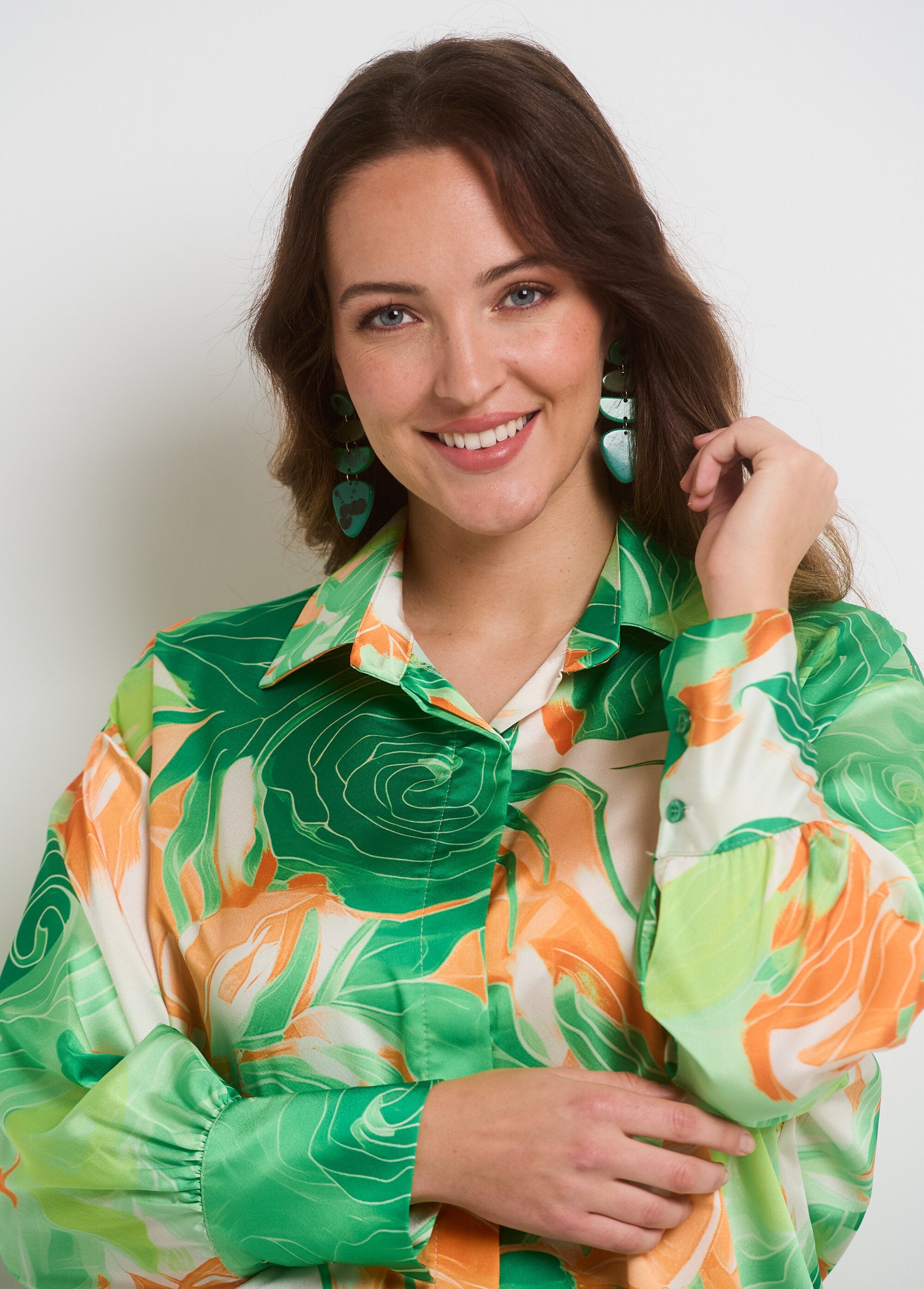Blusa_de_satén_floral_de_manga_larga_Verde_y_naranja_DE1_curvy