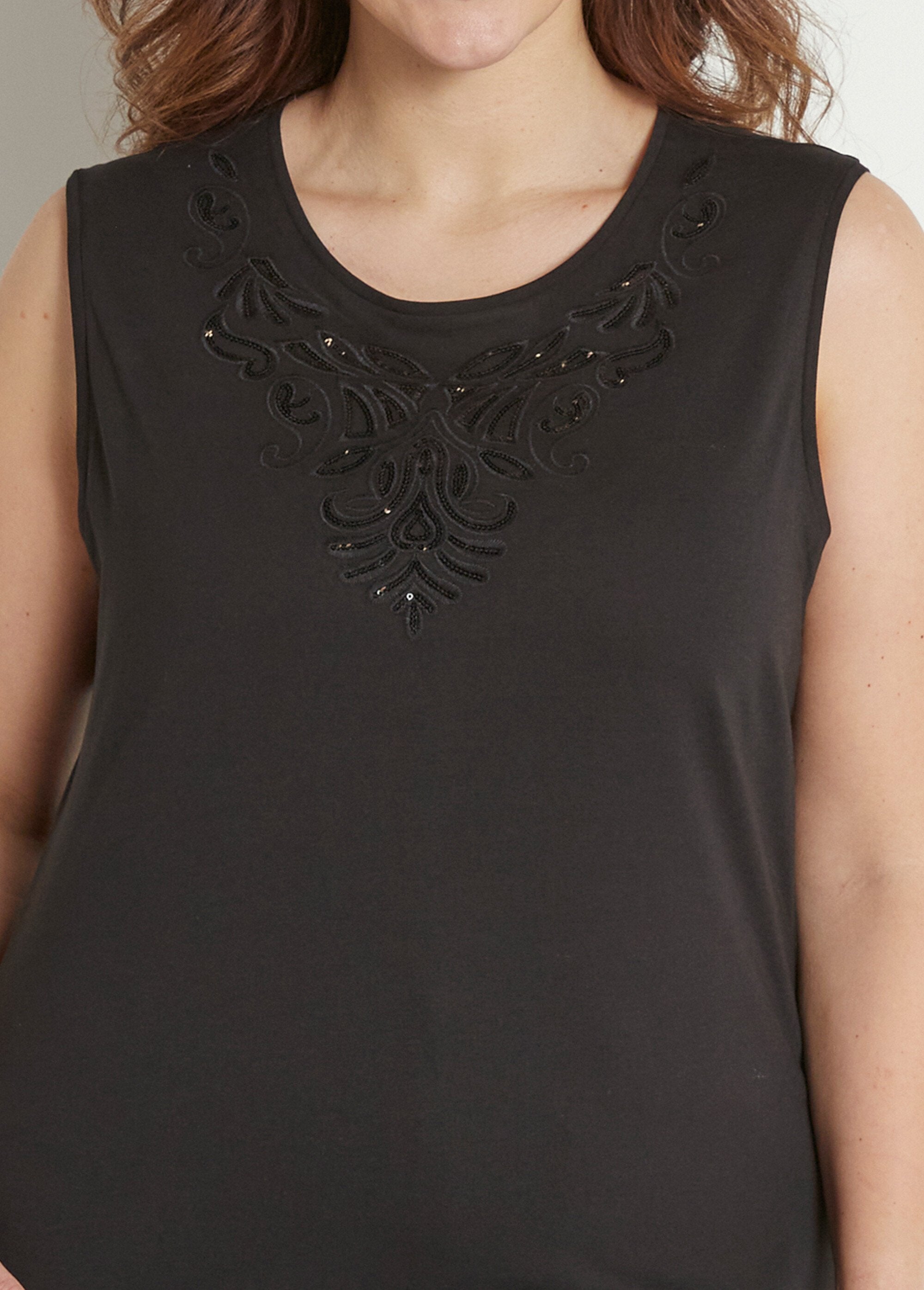 Camiseta_corta_de_tirantes_lisa_bordada_con_lentejuelas_Negro_DE1_curvy