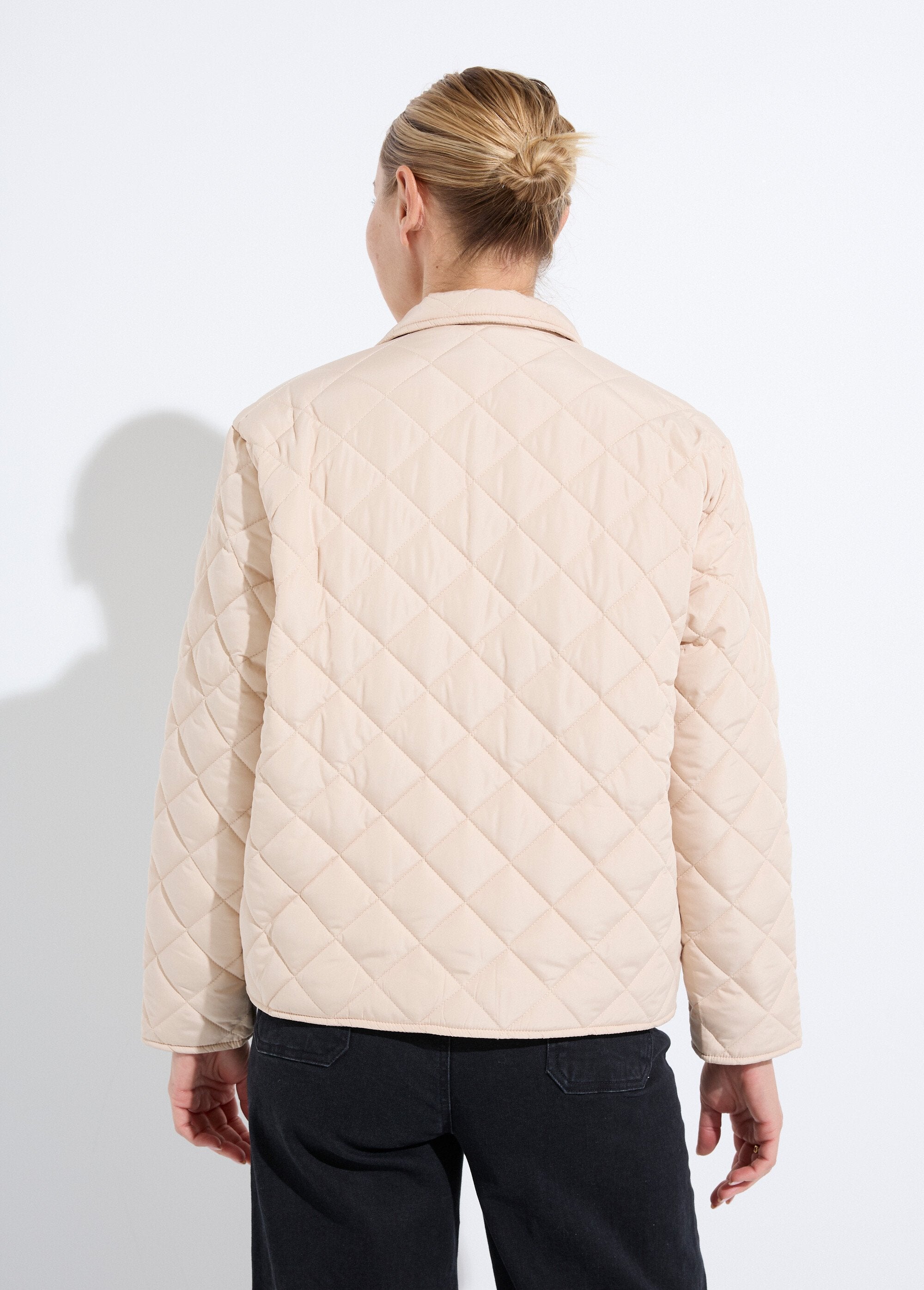 Chaqueta_ligera_acolchada_con_botones_a_presión_Arena_DO1_slim
