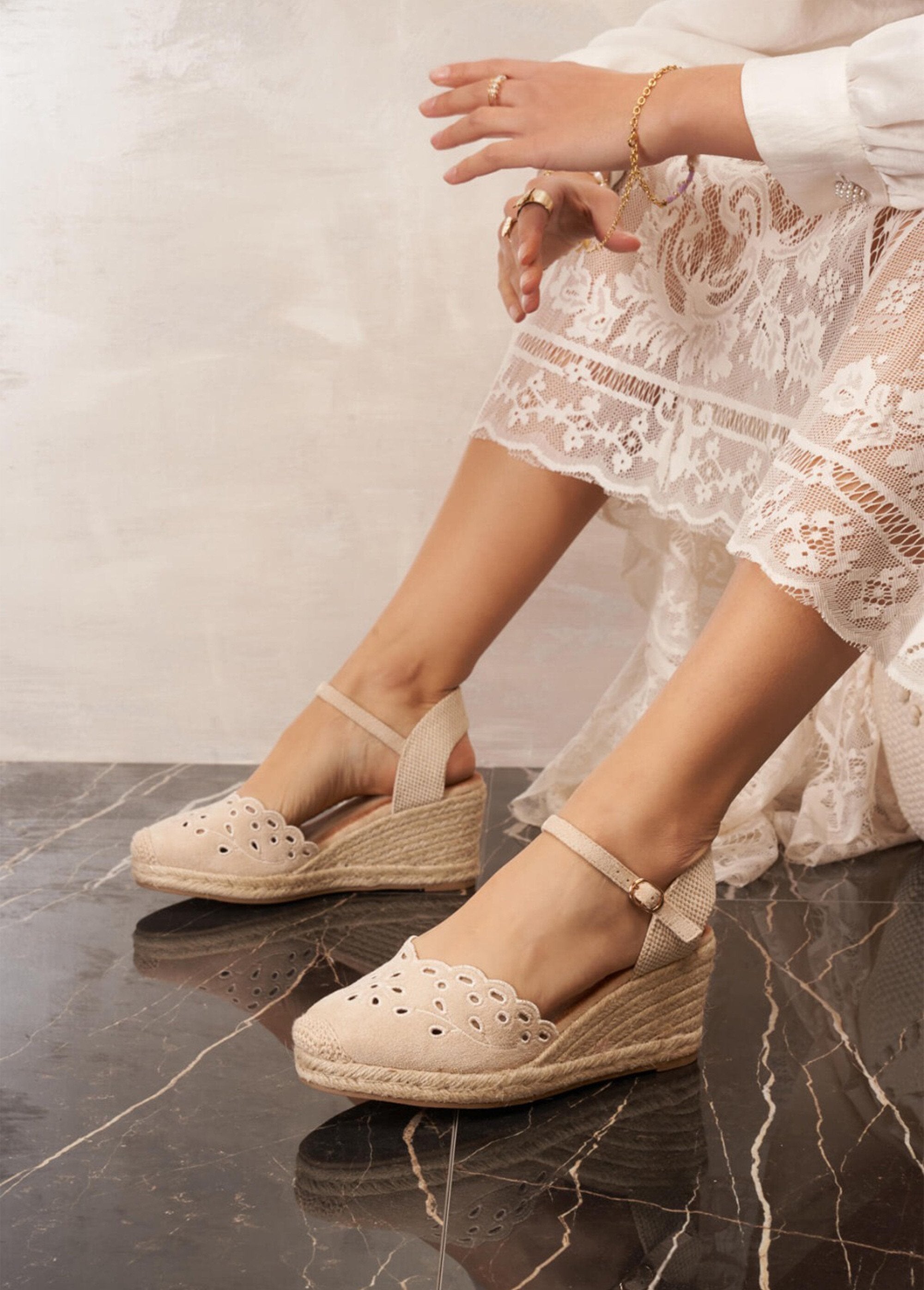 Alpargatas_de_cuña_con_detalles_calados_Beige_SF1_slim