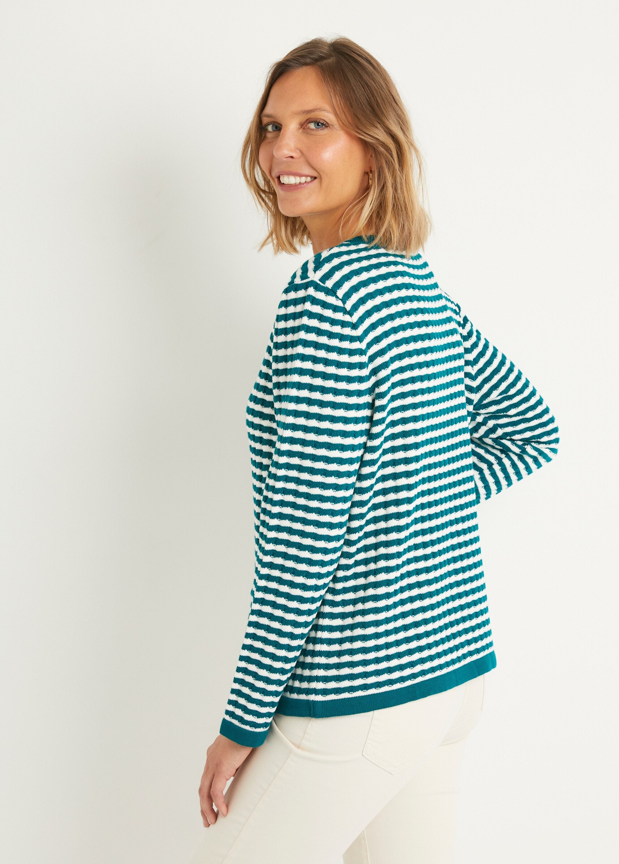 Cárdigan_abotonado_a_rayas_con_cuello_redondo_y_botones_dorados_Pato_y_crudo_DO1_slim