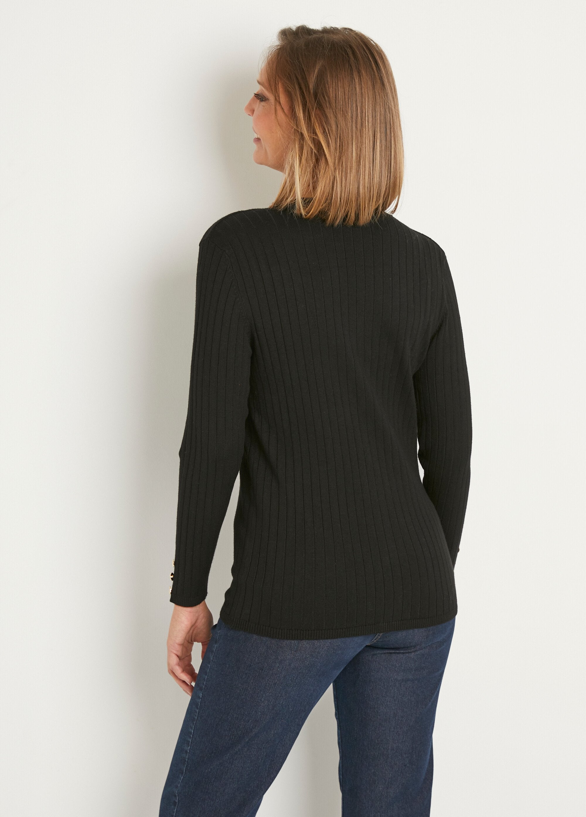 Chaqueta_corta_de_punto_acanalado_con_cuello_en_V_y_botones_Negro_DO1_slim