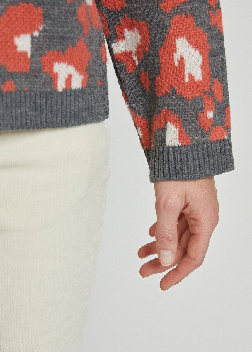 Cárdigan_corto_con_botones_en_jacquard_de_leopardo_Gris_y_terracota_DE3_slim