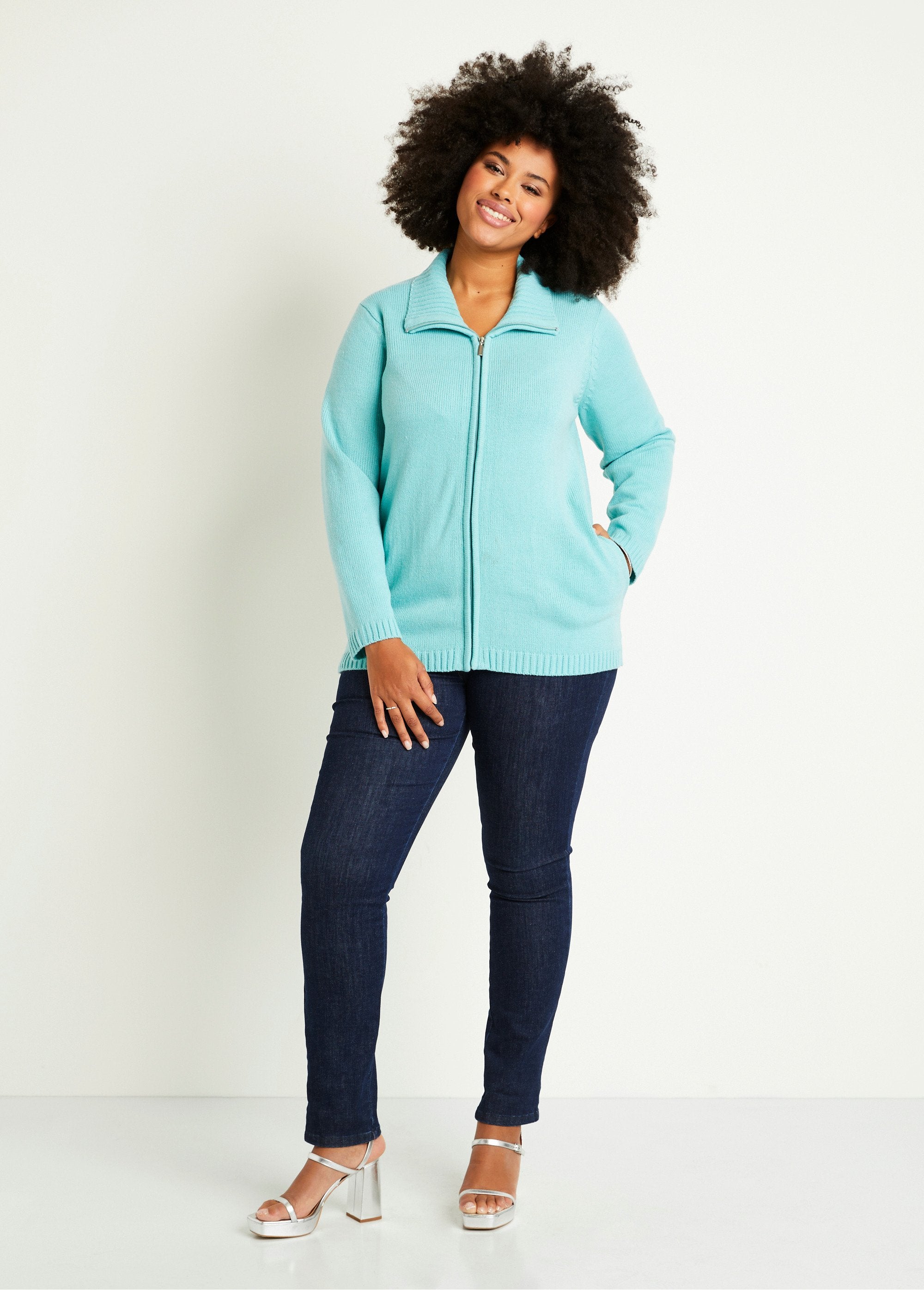 Cárdigan_largo_liso_con_cremallera_y_cuello_alto_Agua_SF1_curvy