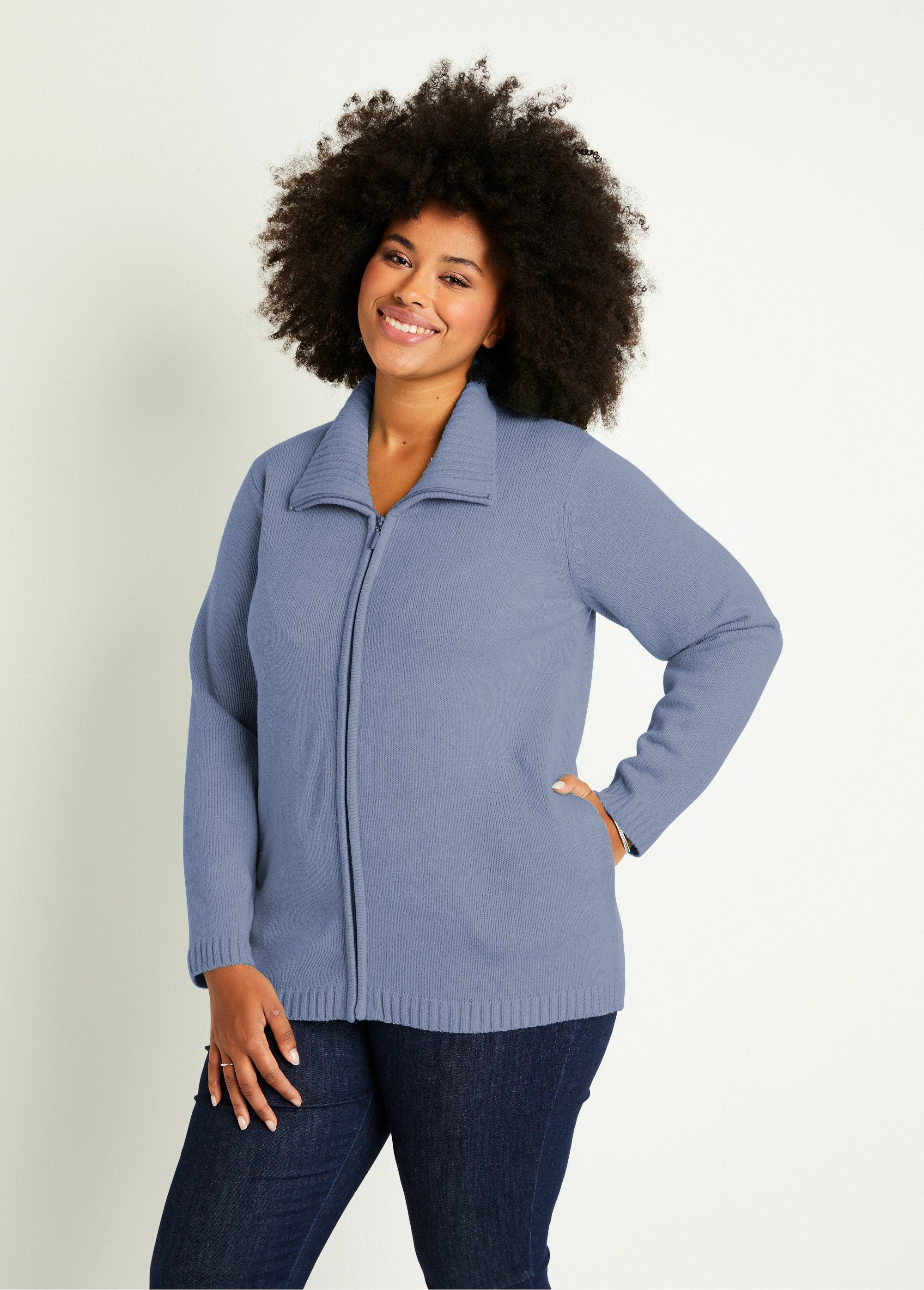 Cárdigan_largo_liso_con_cremallera_y_cuello_alto_Cielo_FA1_curvy