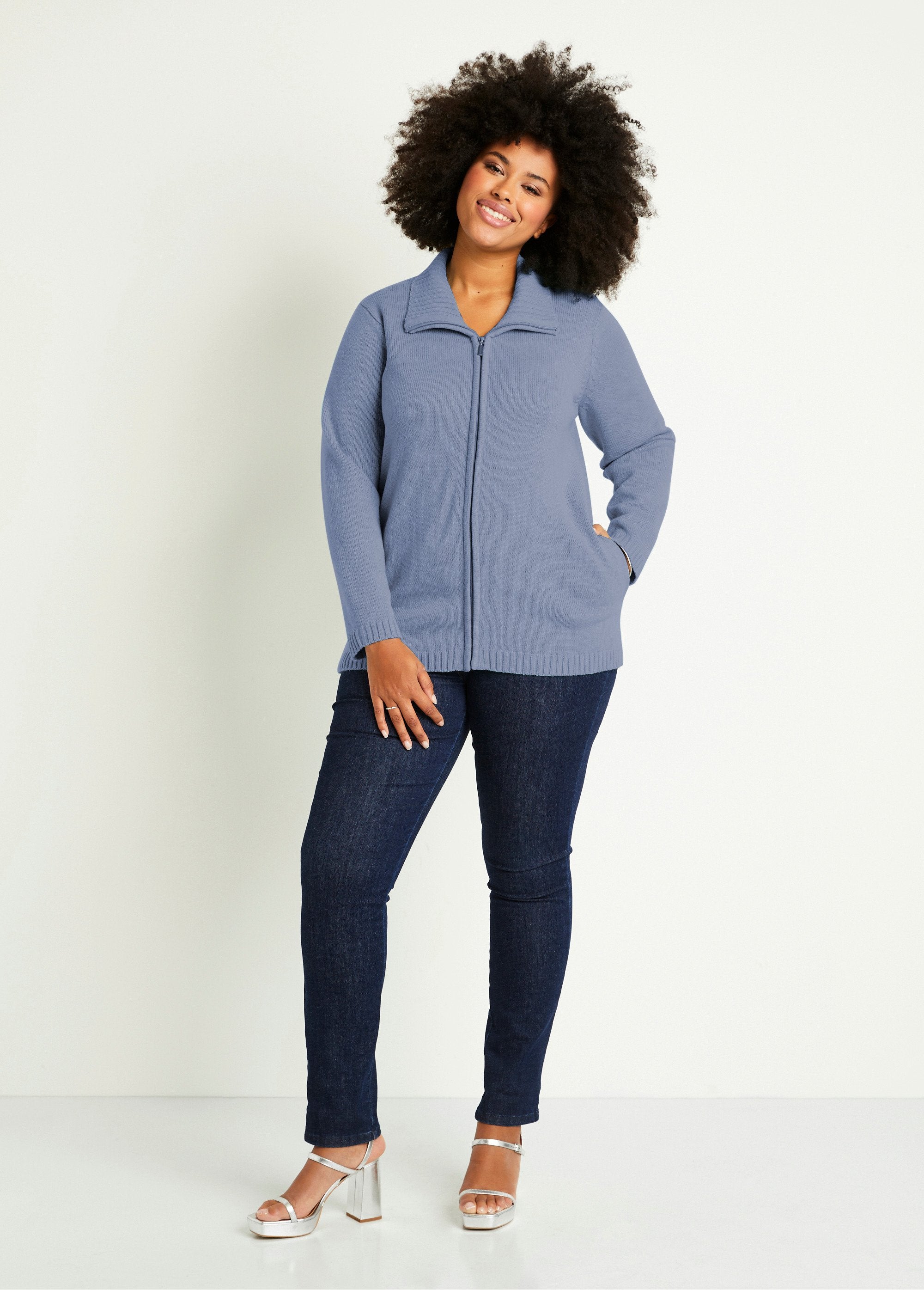 Cárdigan_largo_liso_con_cremallera_y_cuello_alto_Cielo_SF1_curvy