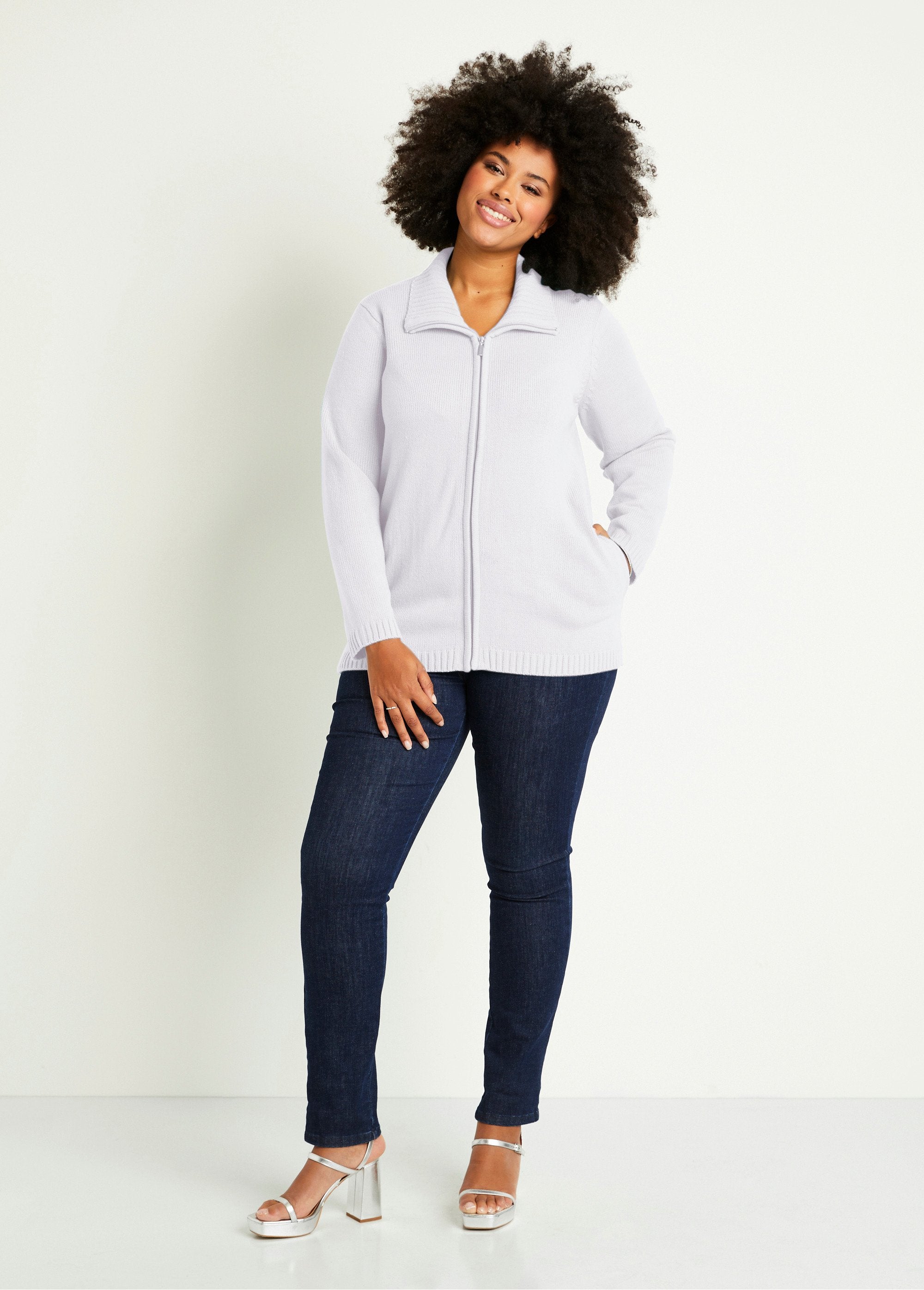Cárdigan_largo_liso_con_cremallera_y_cuello_alto_Blanco,_Blanca_SF1_curvy