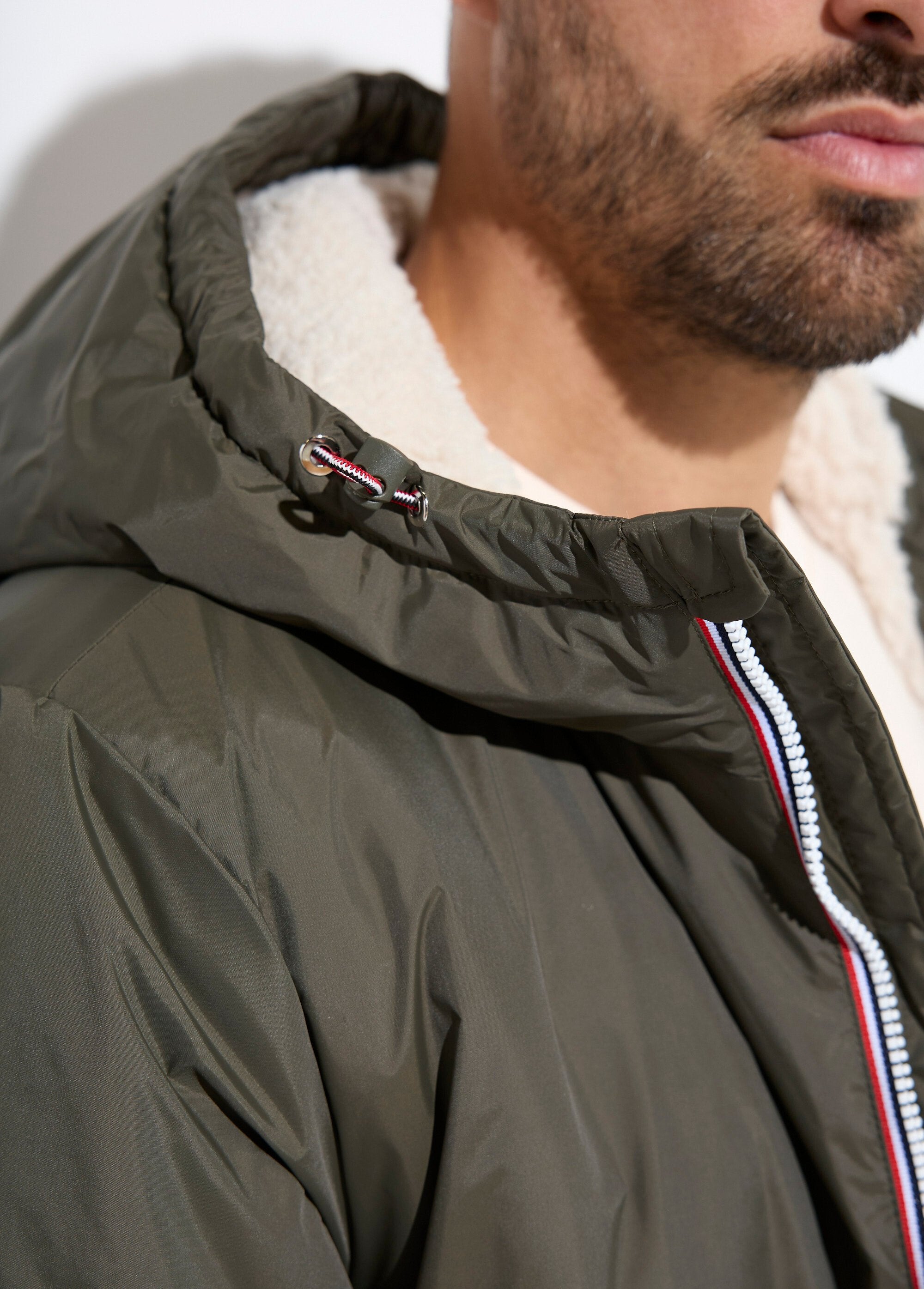 Parka_larga,_cálida_y_repelente_al_agua._Caqui_y_crudo_DE1_slim