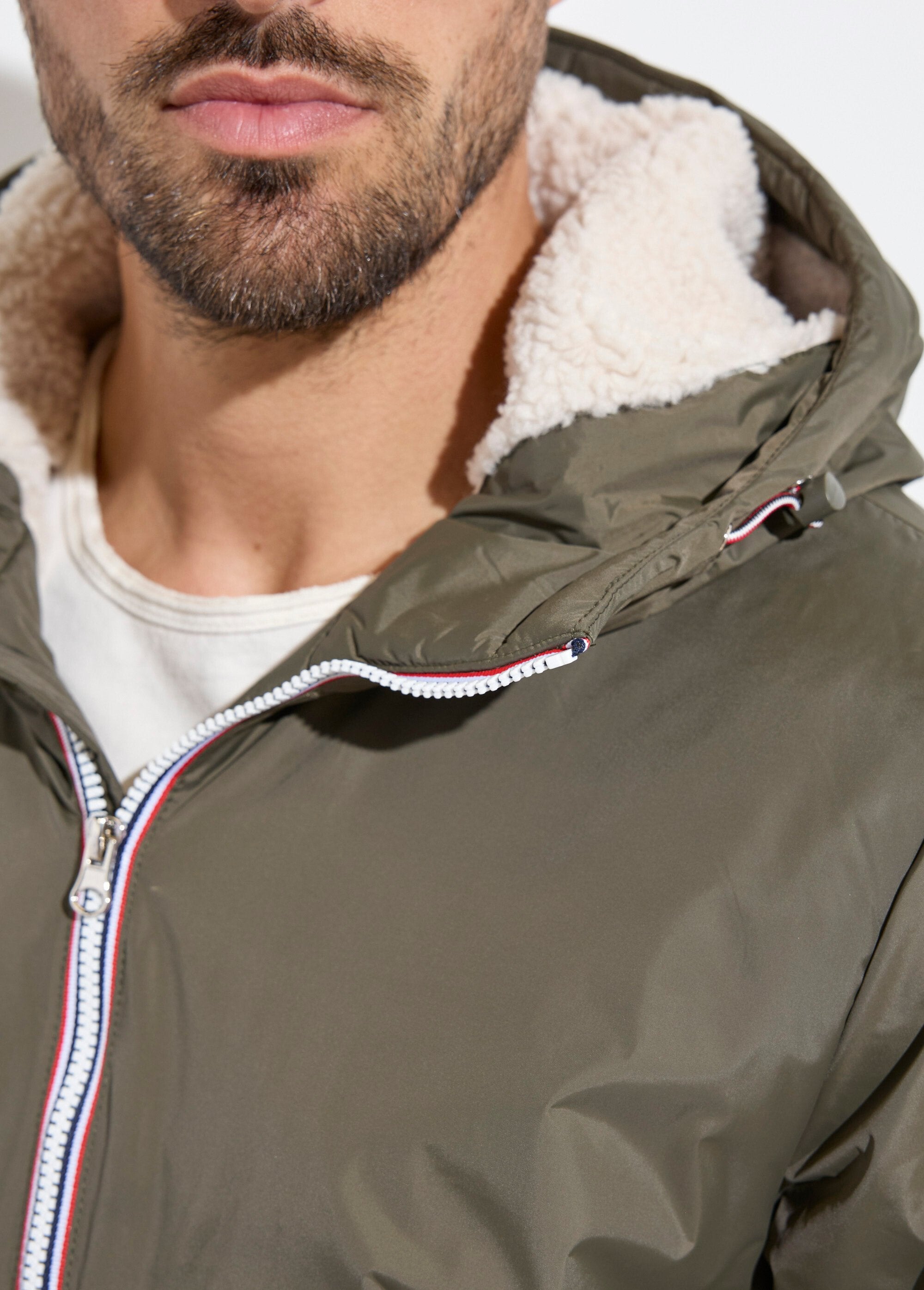 Parka_corta,_cálida_y_repelente_al_agua._Caqui_y_crudo_DE1_slim