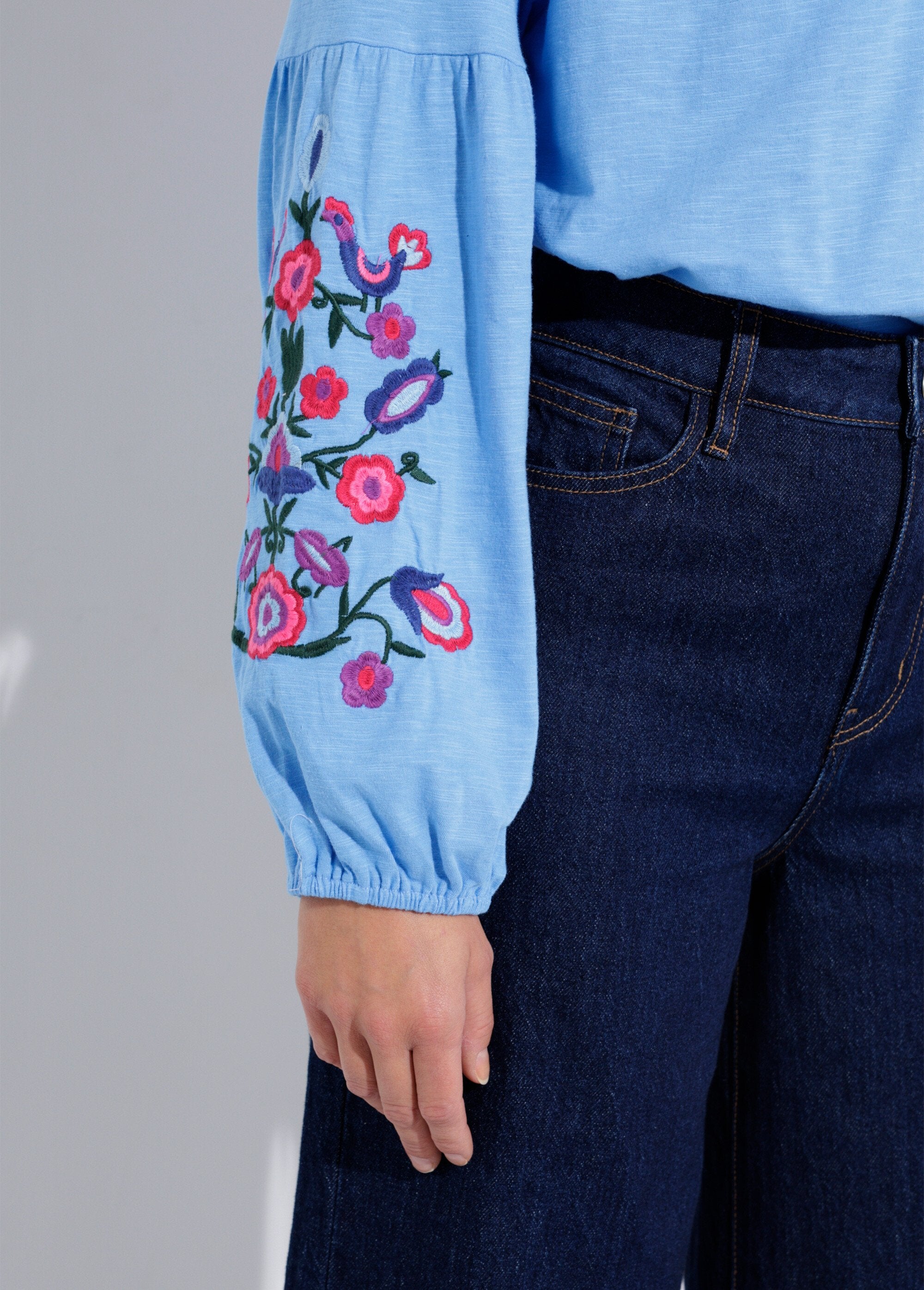 Vaqueros_de_cintura_alta,_pierna_ancha_y_5_bolsillos_Crudo_DE1_slim