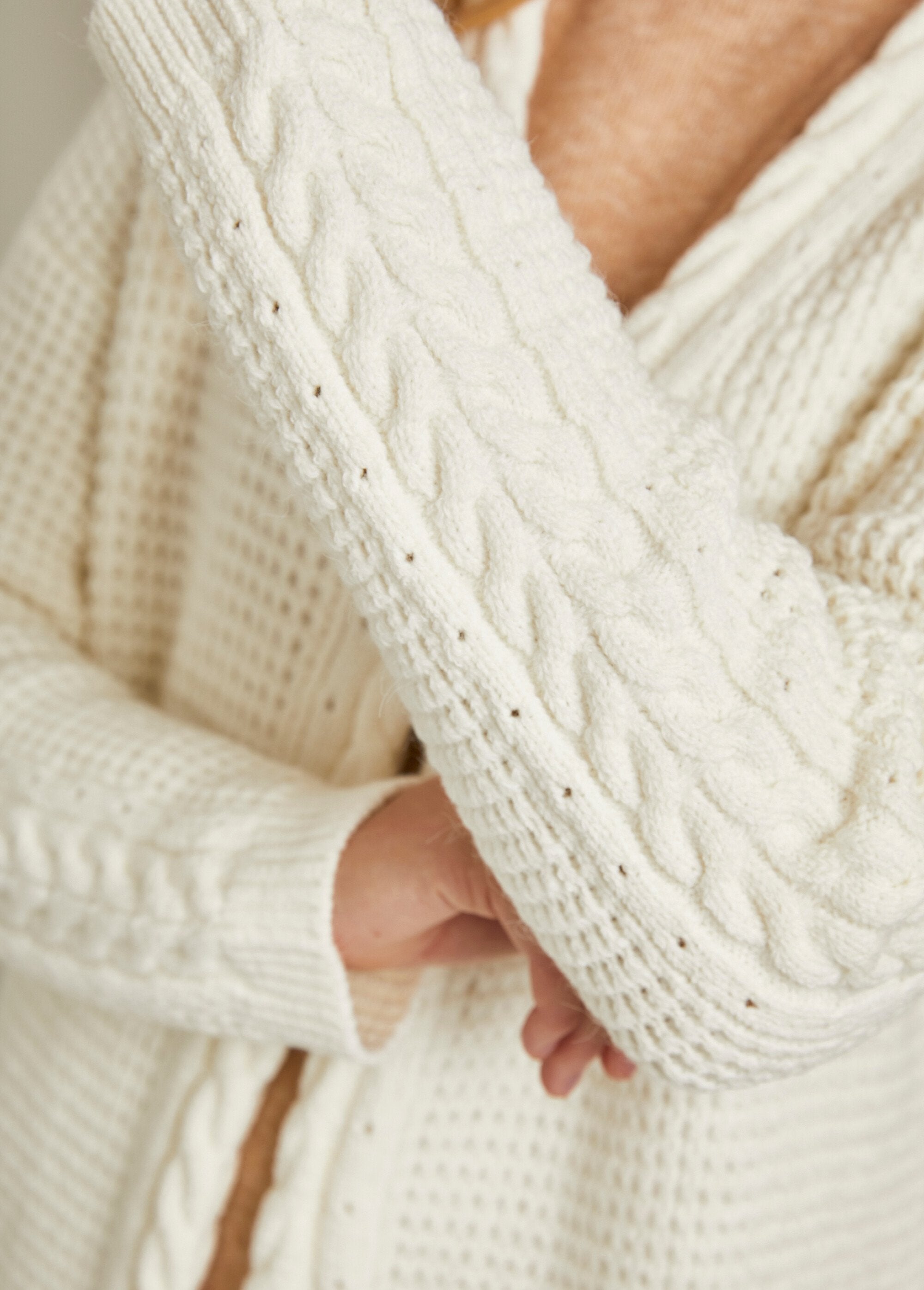 Cárdigan_largo_y_cálido_con_cuello_en_V_y_botones_automáticos_Crudo_DE3_slim