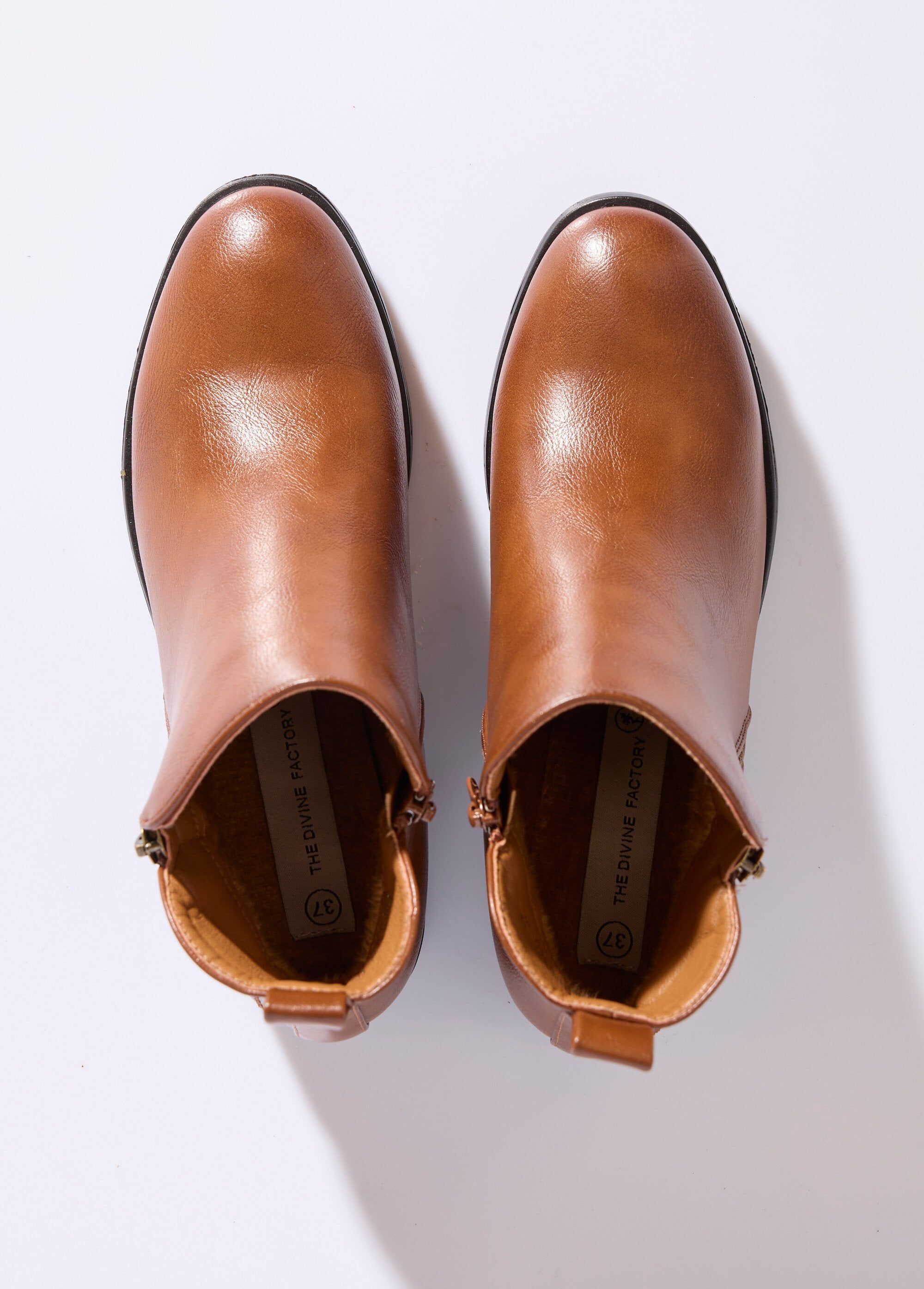 Botas_bajas_con_tacón_ancho_y_cremallera_decorativa_camello_OV1_slim