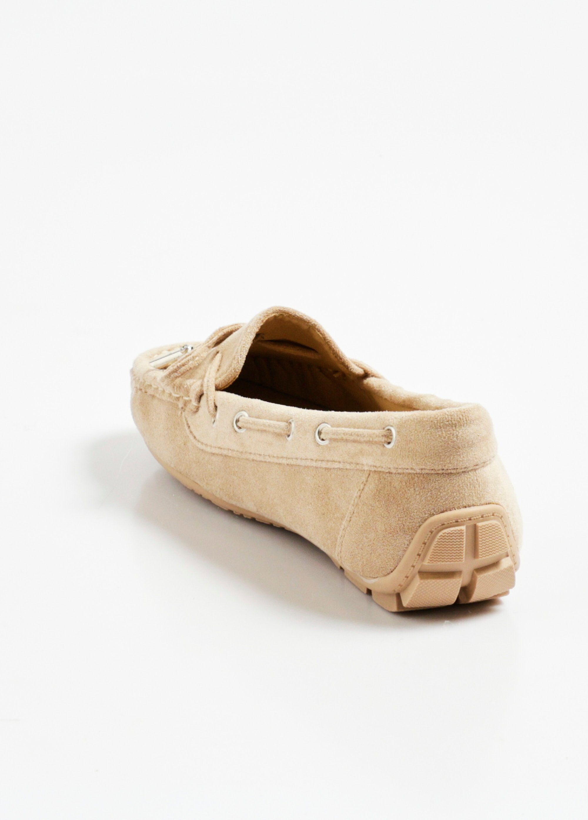 Mocasines_elegantes_de_efecto_ante_con_lazo_Beige_DO1_slim
