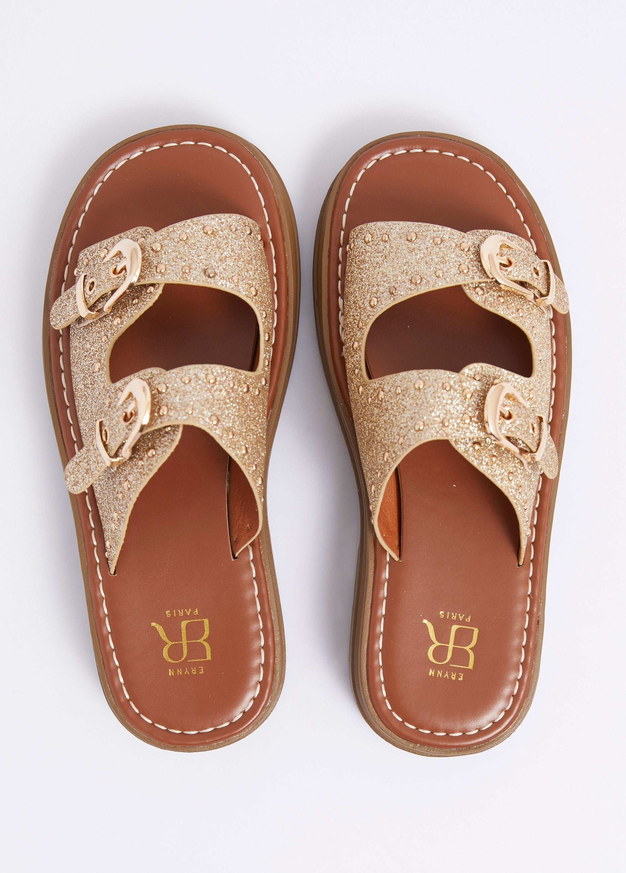 Mules_con_tiras_tachonadas_y_suela_con_muescas_Dorado_OV1_slim