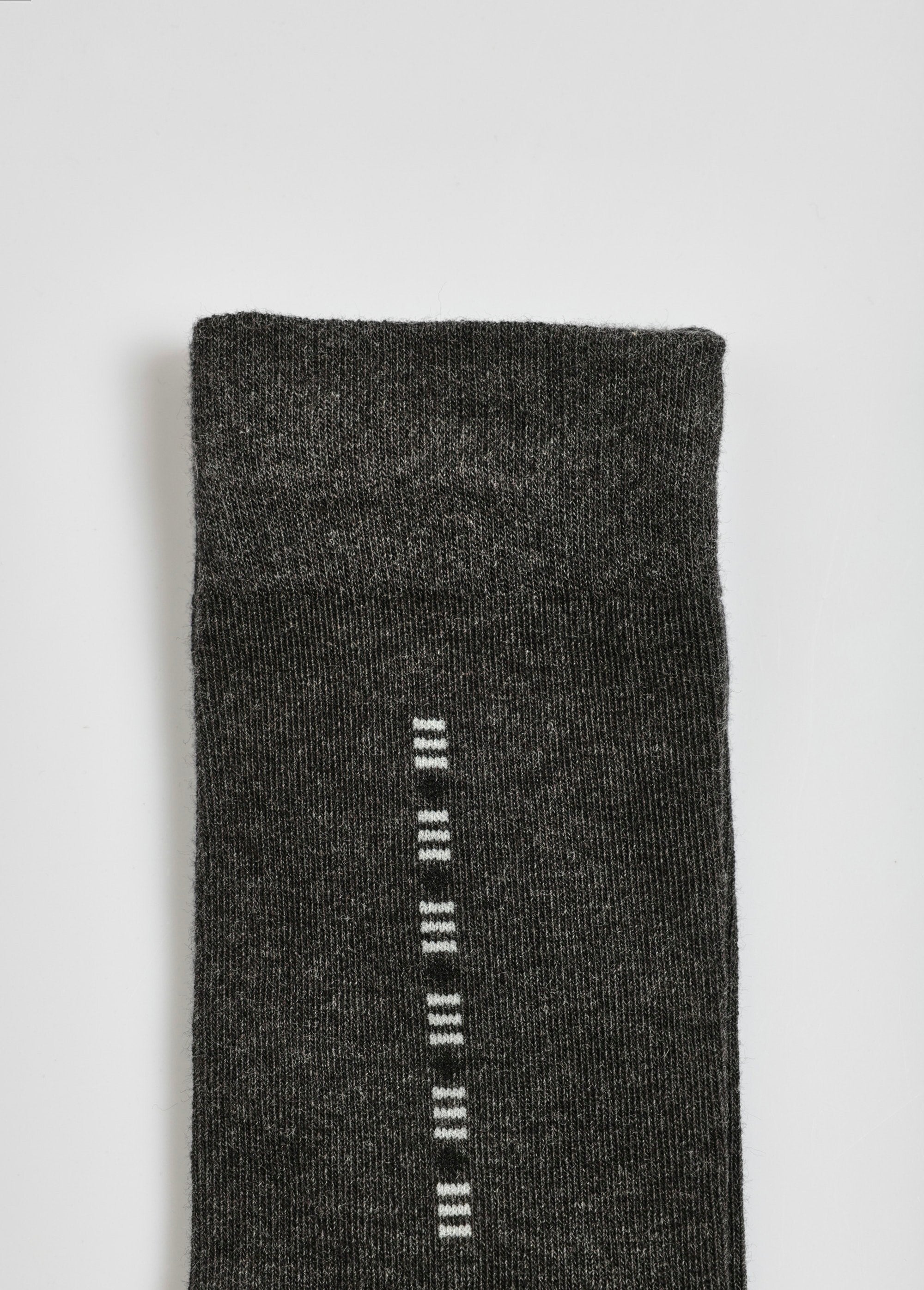 Par_de_calcetines_con_pequeños_estampados_Negro_a_juego_DE4_slim