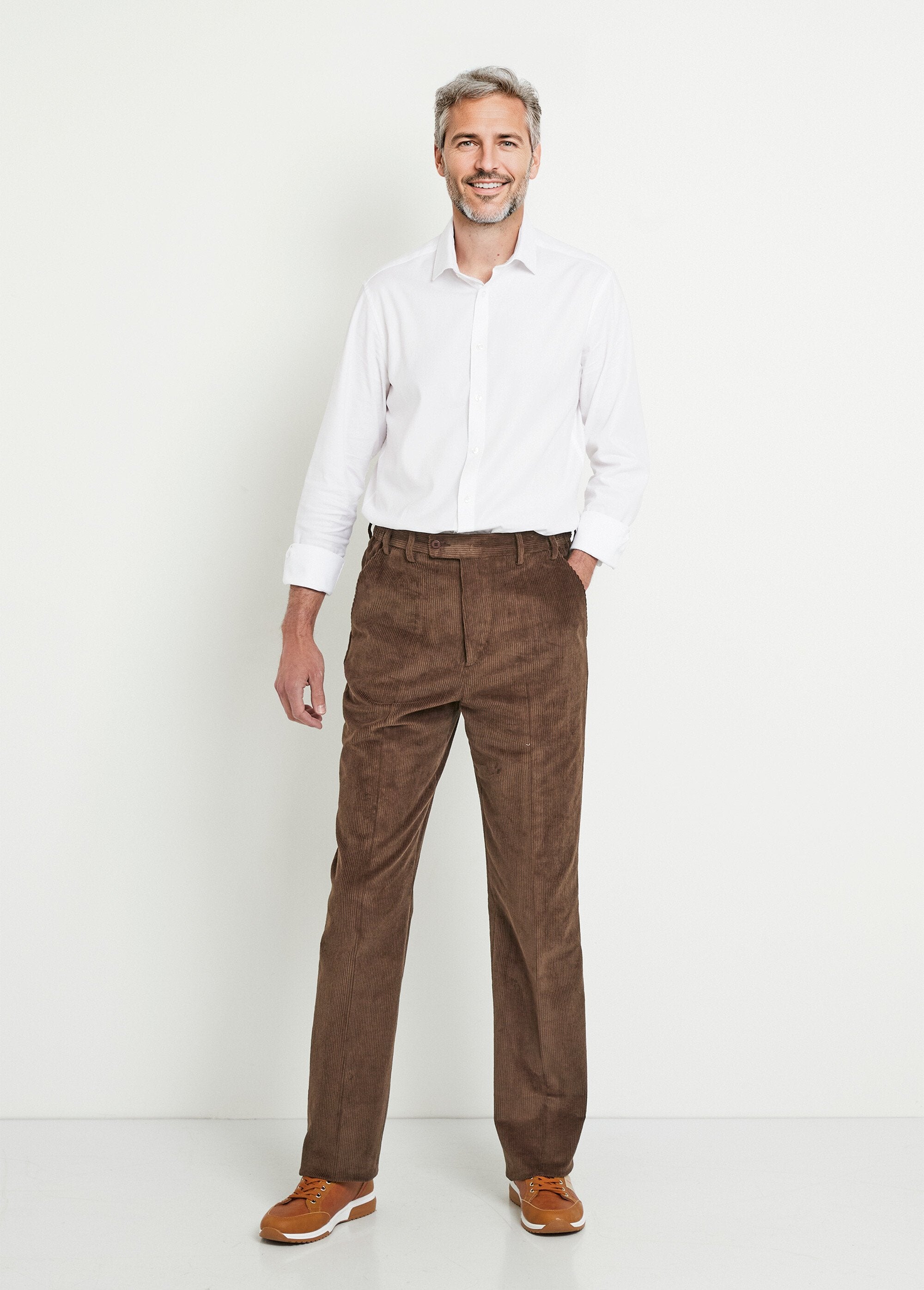 Pantalón_recto_con_cinturón_elástico_cómodo._Terciopelo_marrón_SF1_slim