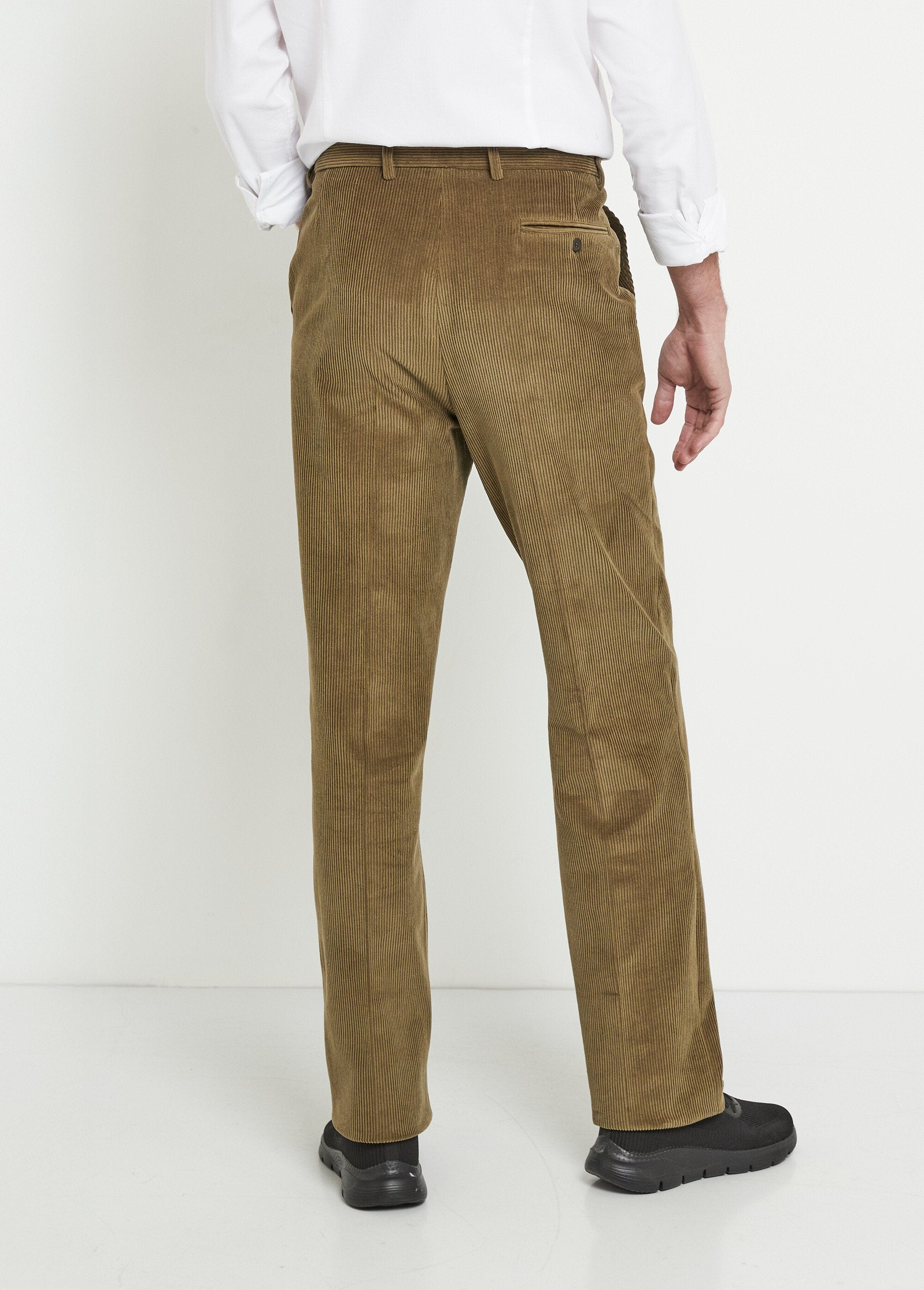 Pantalón_recto_con_cinturón_elástico_cómodo._Terciopelo_de_bronce_DO1_slim