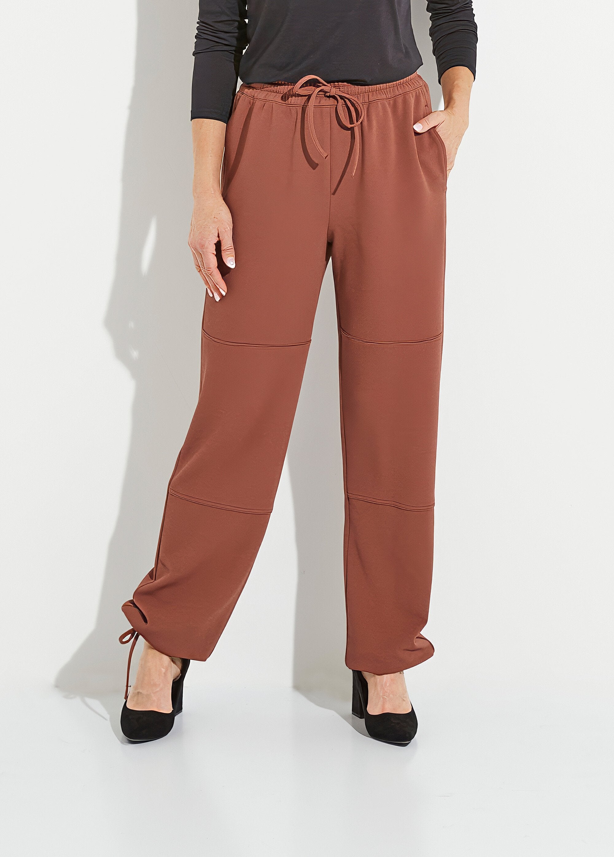 Pantalón_de_cinturilla_elástica_ancha_en_punto_crepé_liso_Castaño_FA1_slim