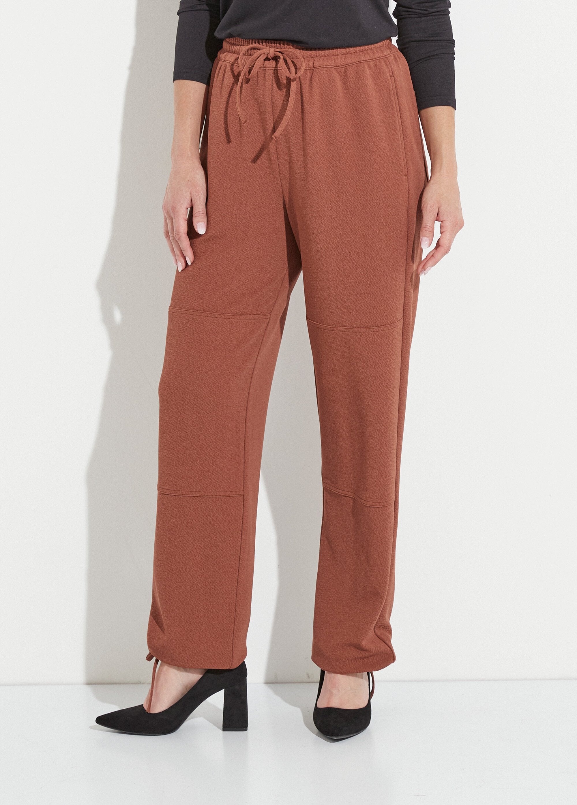 Pantalón_de_cinturilla_elástica_ancha_en_punto_crepé_liso_Castaño_FA2_slim