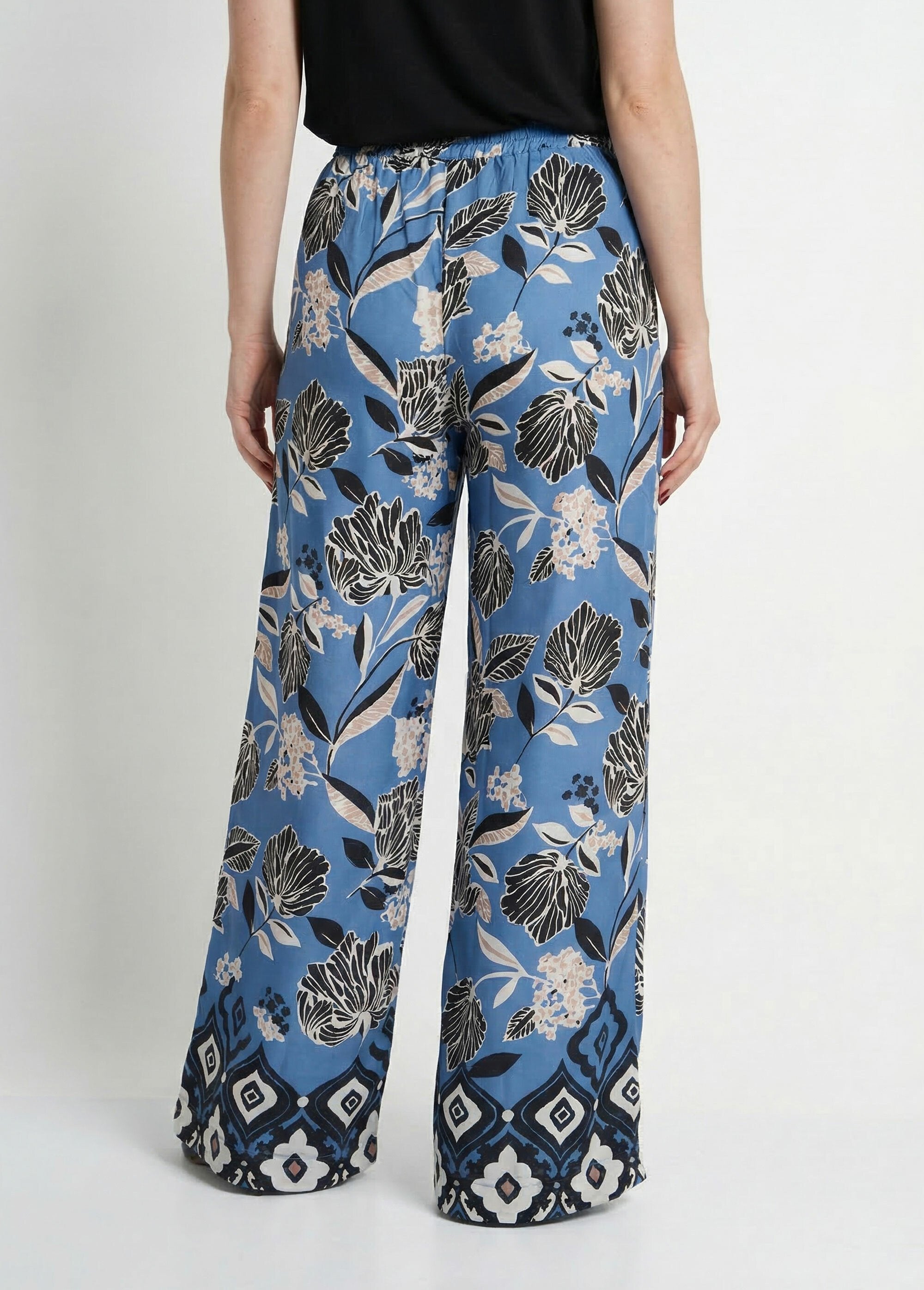 Pantalones_de_satén_con_estampado_floral_oriental._Impresiones_azules_DO1_slim