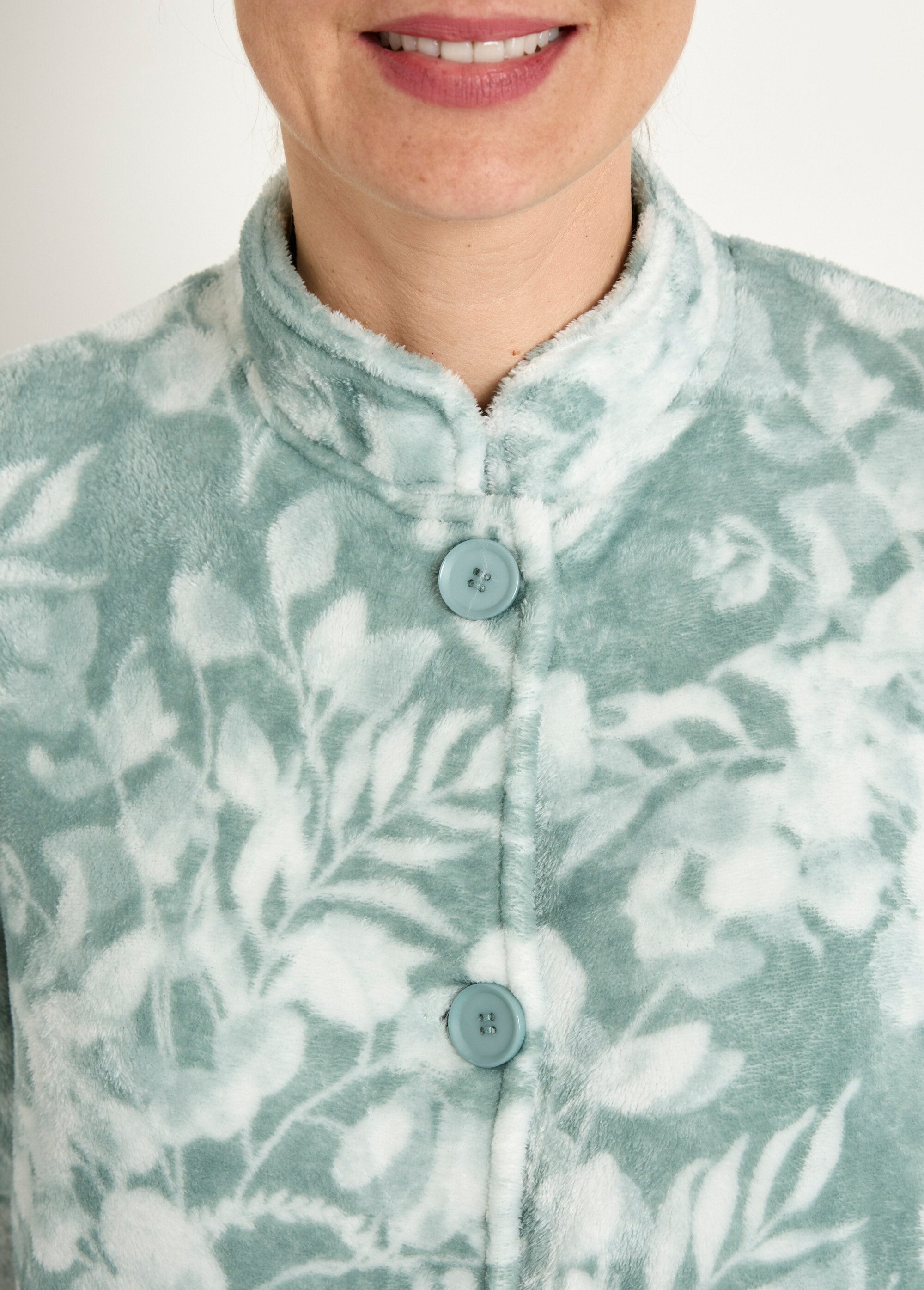 Albornoz_de_felpa_estampada_con_tacto_afelpado,_largo_115_cm_Estampado_verde_DE1_slim