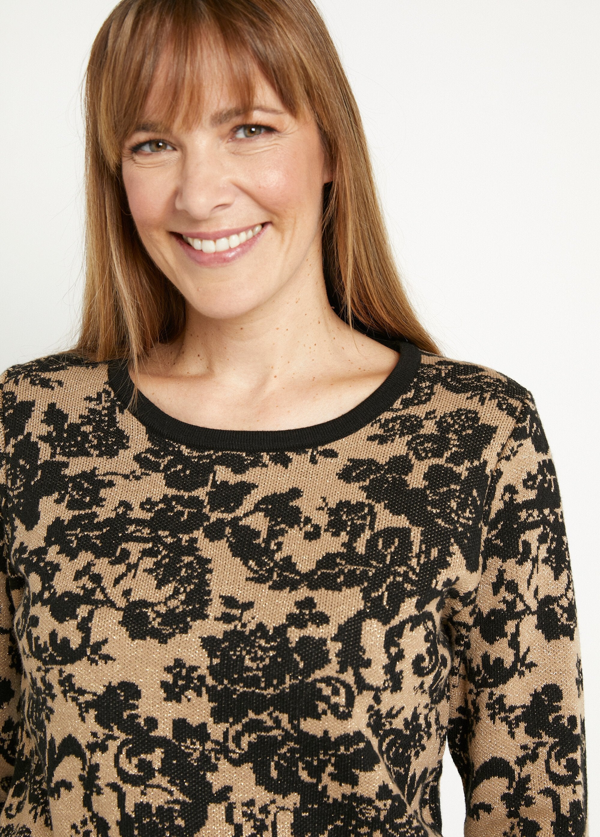Cálido_jersey_de_jacquard_floral,_cuello_redondo_Oro_y_negro_DE1_slim