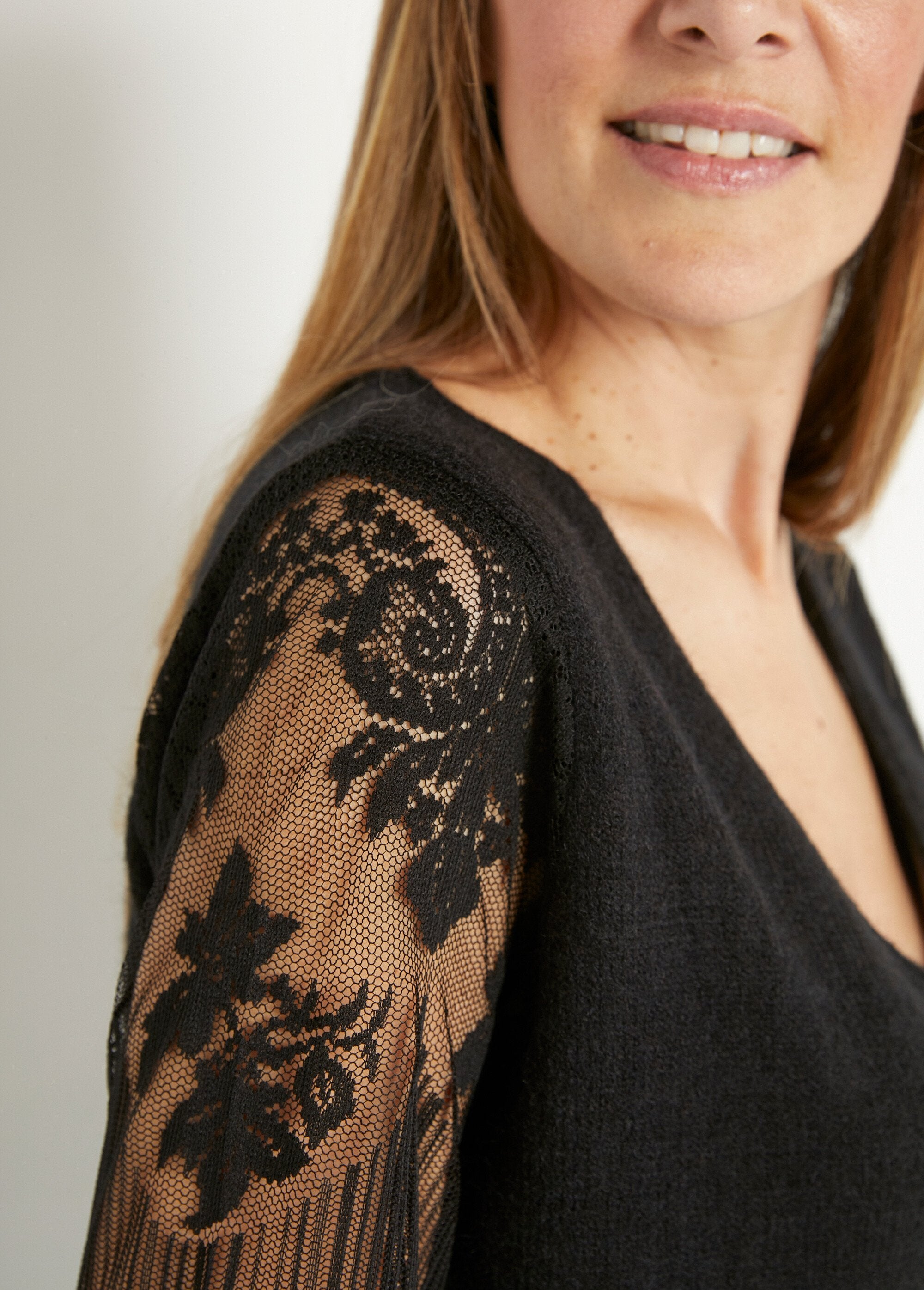 Jersey_con_cuello_de_pico_y_mangas_de_rejilla_y_encaje_Negro_DE2_slim