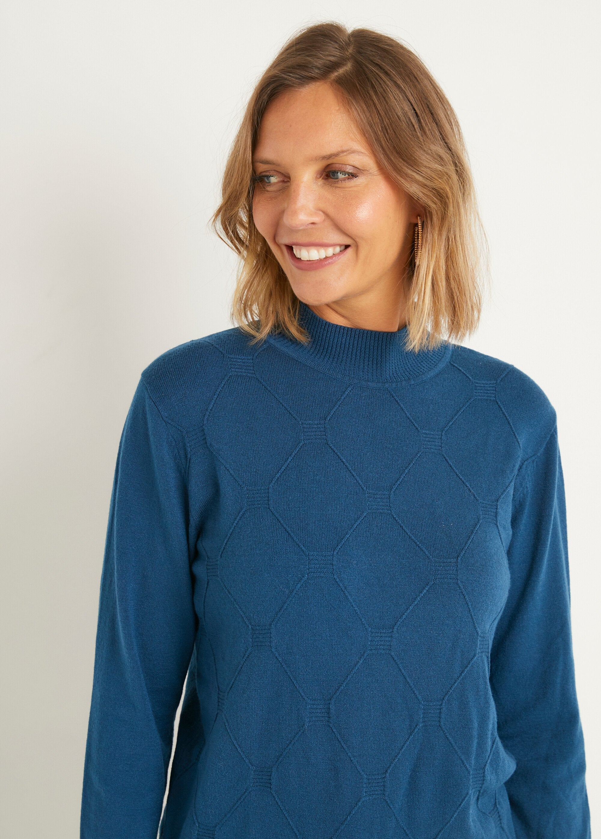 Suave_jersey_liso_con_cuello_alto_en_mezcla_de_modal_Pato_DE1_slim