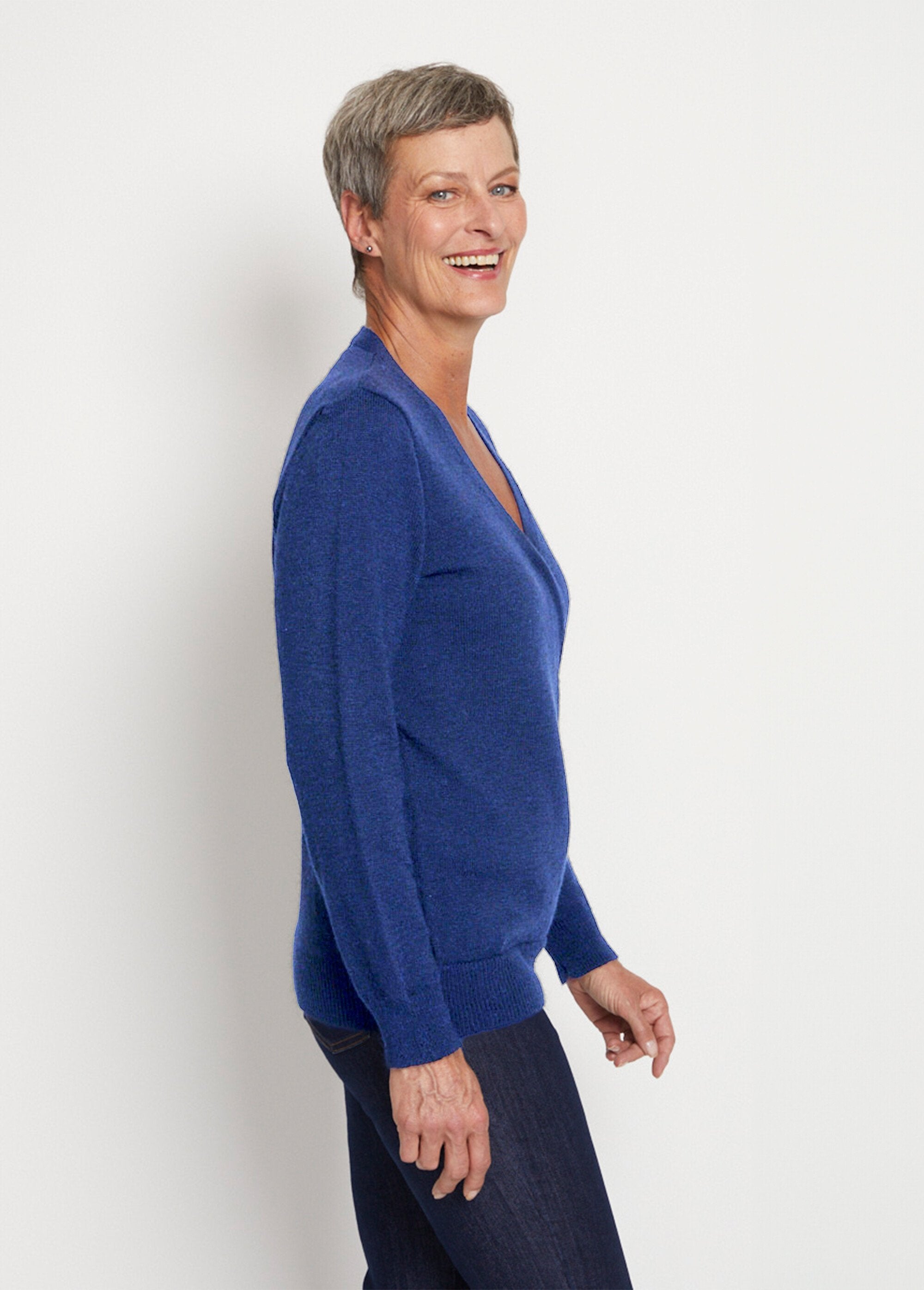 Jersey_con_efecto_envolvente_azul_duro_DR1_slim