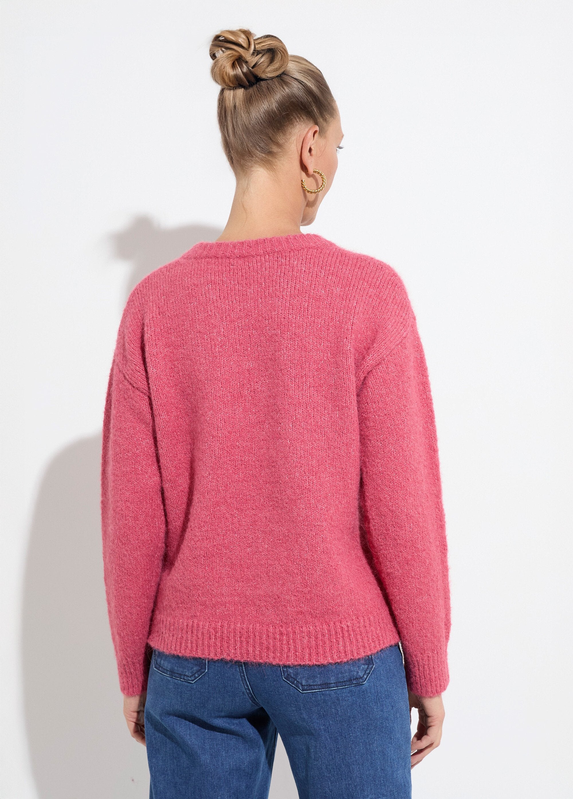 Suéter_suave_de_cuello_redondo_con_flores_bordadas._Rosa_DO1_slim