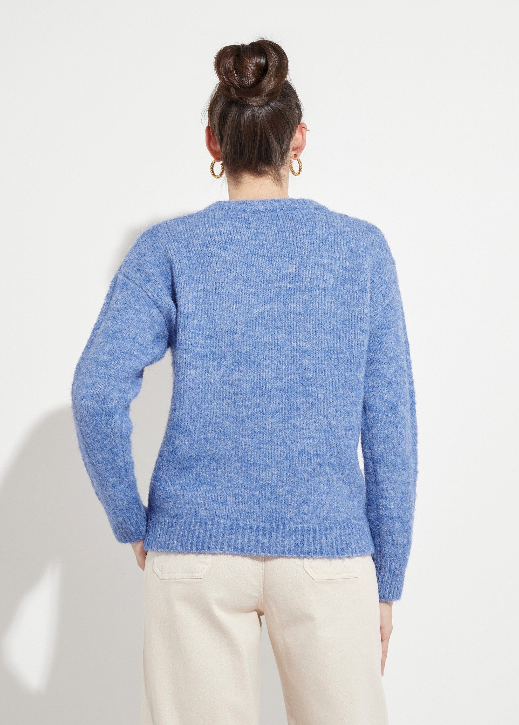 Suéter_suave_de_cuello_redondo_con_flores_bordadas._Azul_DO1_slim