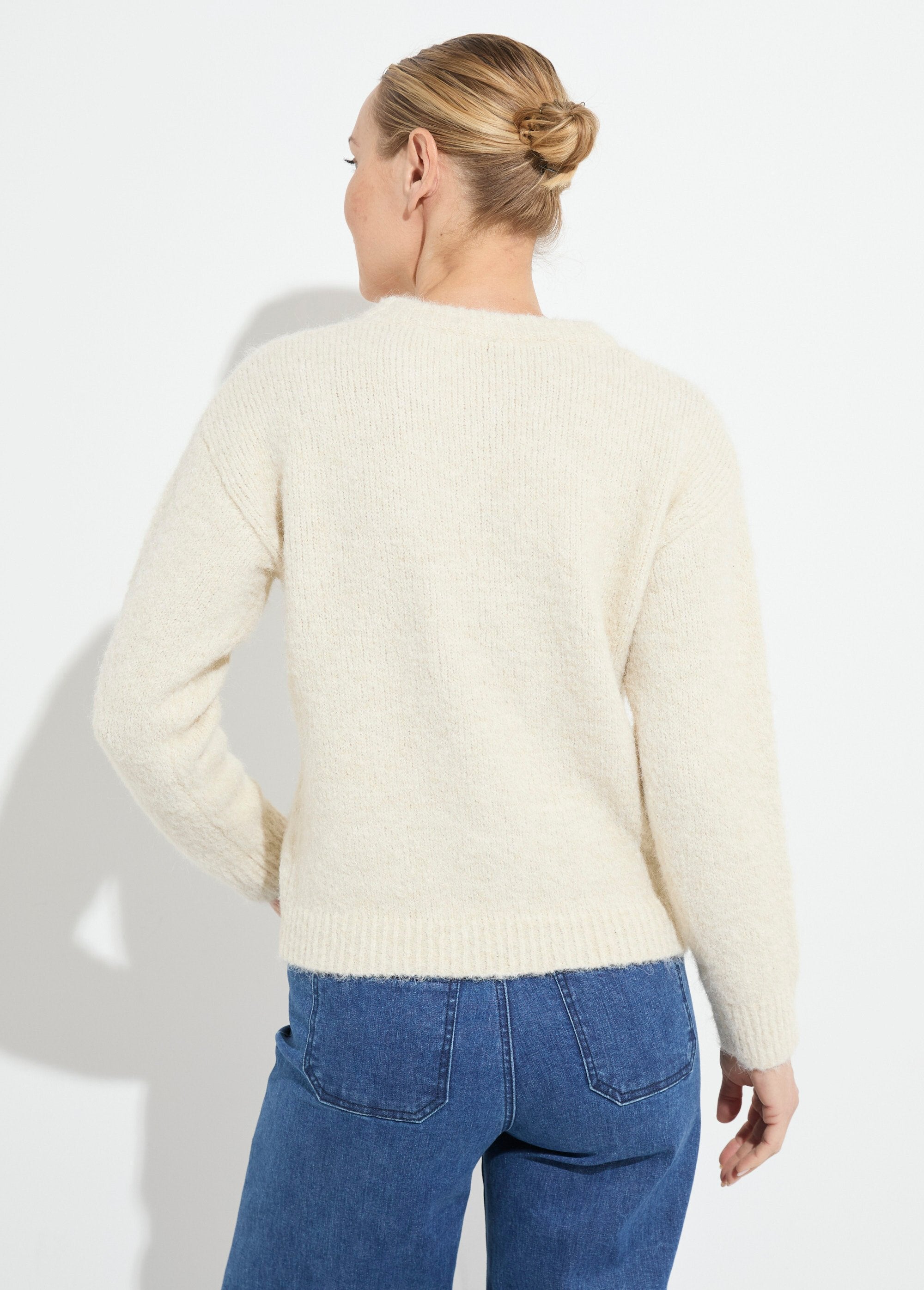 Suéter_suave_de_cuello_redondo_con_flores_bordadas._Beige_DO1_slim