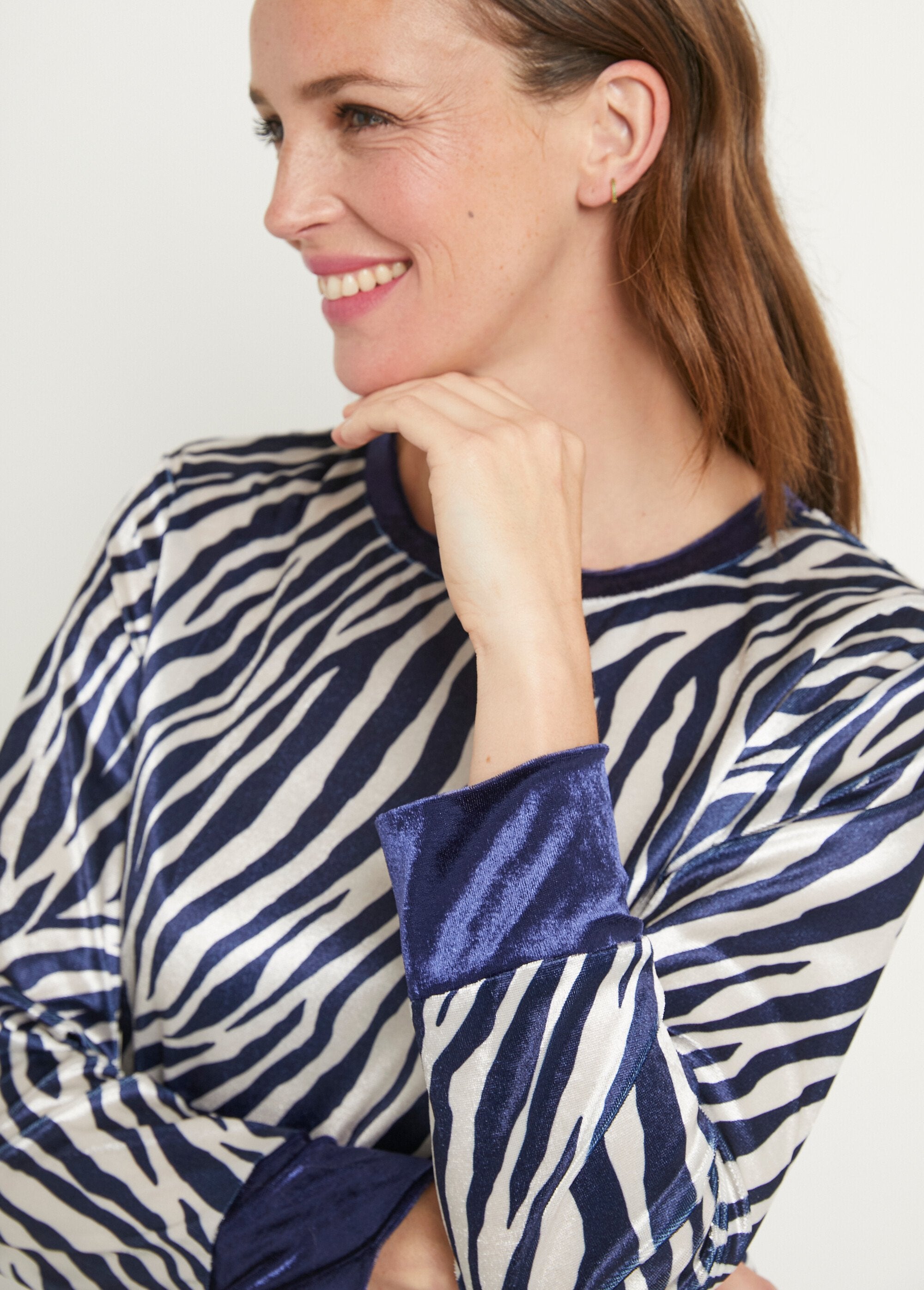 Cálido_pijama_con_cuello_redondo_en_terciopelo_de_piel_de_animal_Estampado_azul_marino_DE1_slim